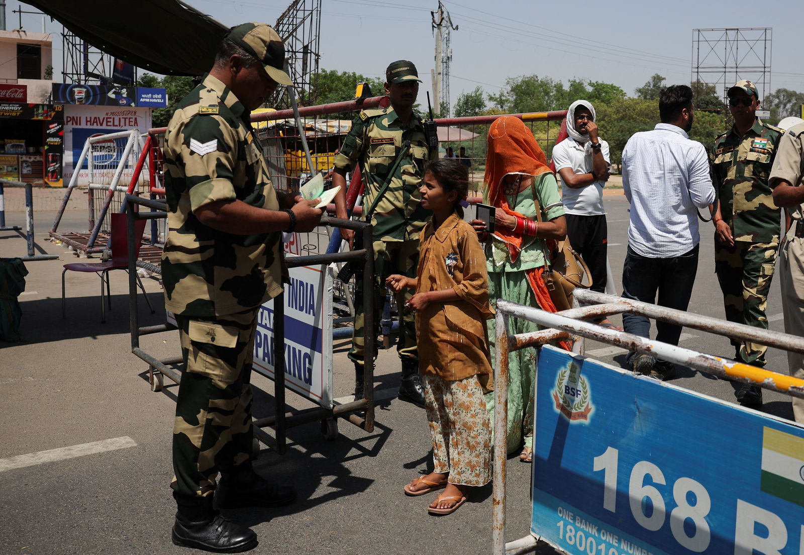Nach dem Widerruf aller Visa für Pakistanis kontrollieren indische Sicherheitskräfte am 27. April 2025 die Ausreise pakistanischer Bürger am Grenzübergang Attari-Wagah.