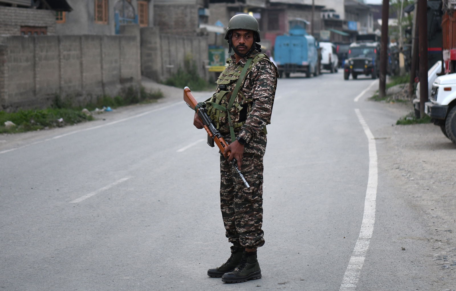 Nach einem Flugzeugabsturz in Pampore am 7. Mai 2025 sichern indische Sicherheitskräfte das Gebiet. Der Vorfall steht im Zusammenhang mit Luftangriffen Indiens auf Pakistan.