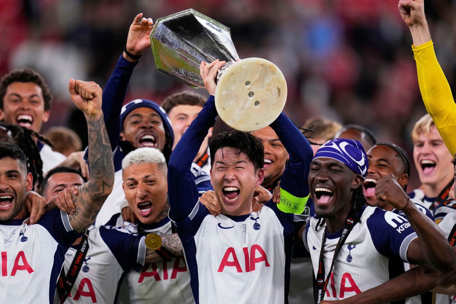 Kapitän Heung-Min Son bejubelt seine erste Trophäe mit Tottenham Hotspur.