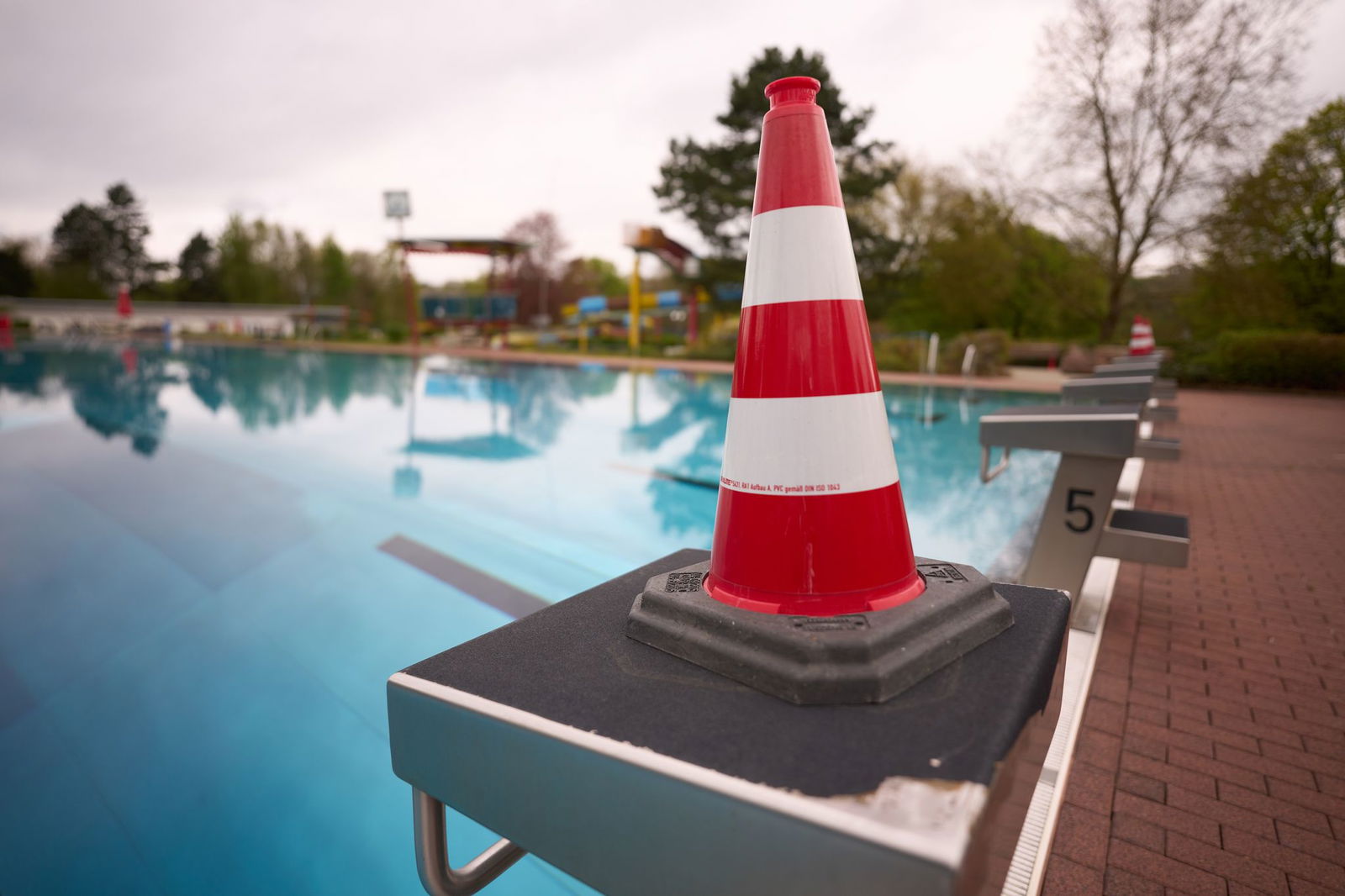 Beim Diebstahl in Schwimmbädern bleiben viele Fälle ungelöst. (Symbolbild)