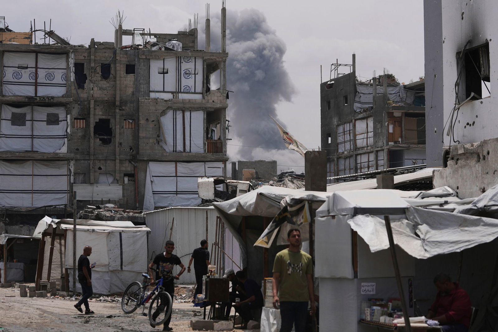 Rauch steigt auf von einem israelischen Luftangriff in Dschabalia, nördlicher Gazastreifen.