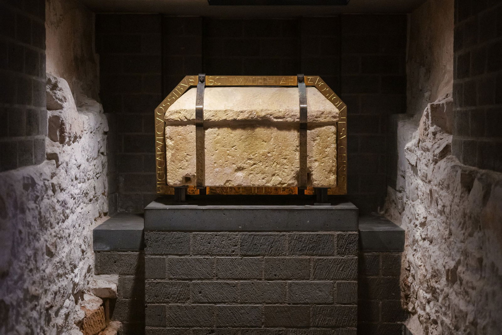 In der Krypta liegt das Grab des Apostels Matthias - das einzige Apostelgrab nördlich der Alpen.