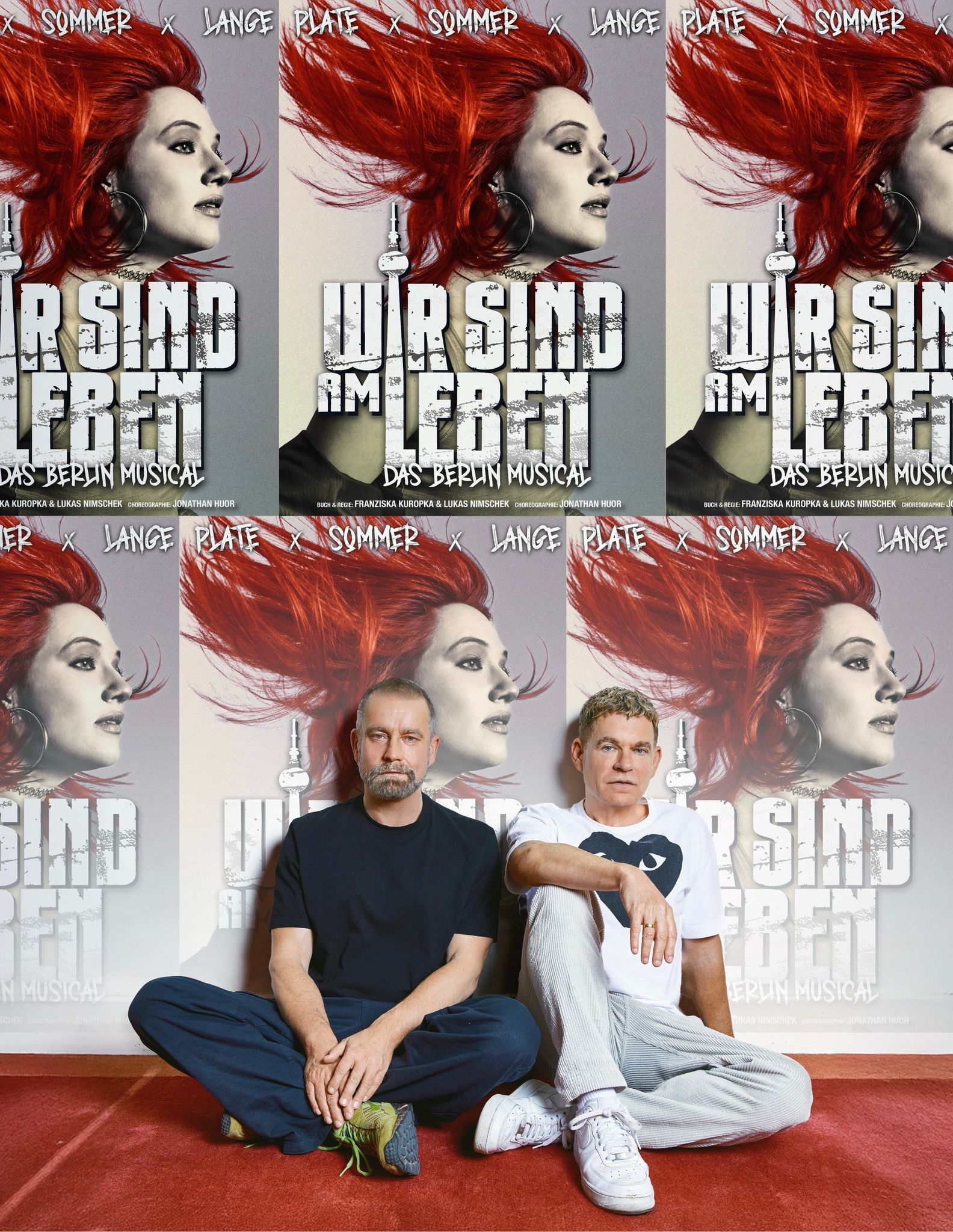 Ulf Leo Sommer und Peter Plate sitzen vor Plakaten ihres neuen Musical-Projekts.
