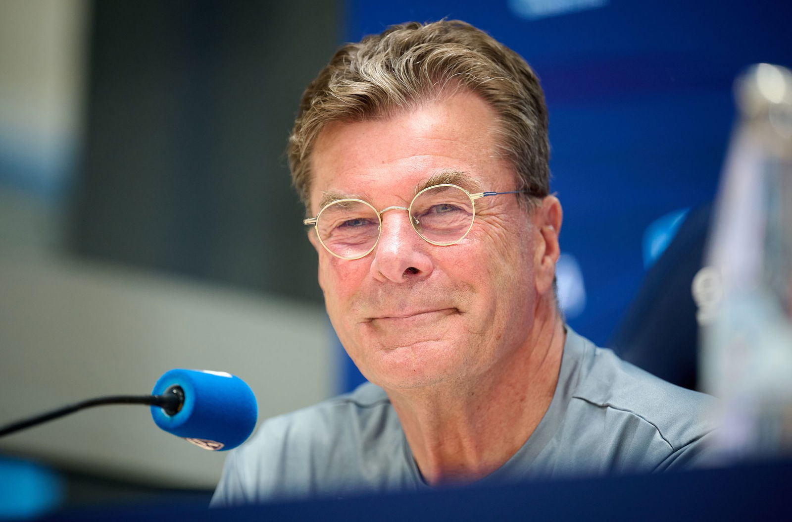 VfL Bochums Trainer Dieter Hecking lächelt trotz akuter Abstiegssorgen.