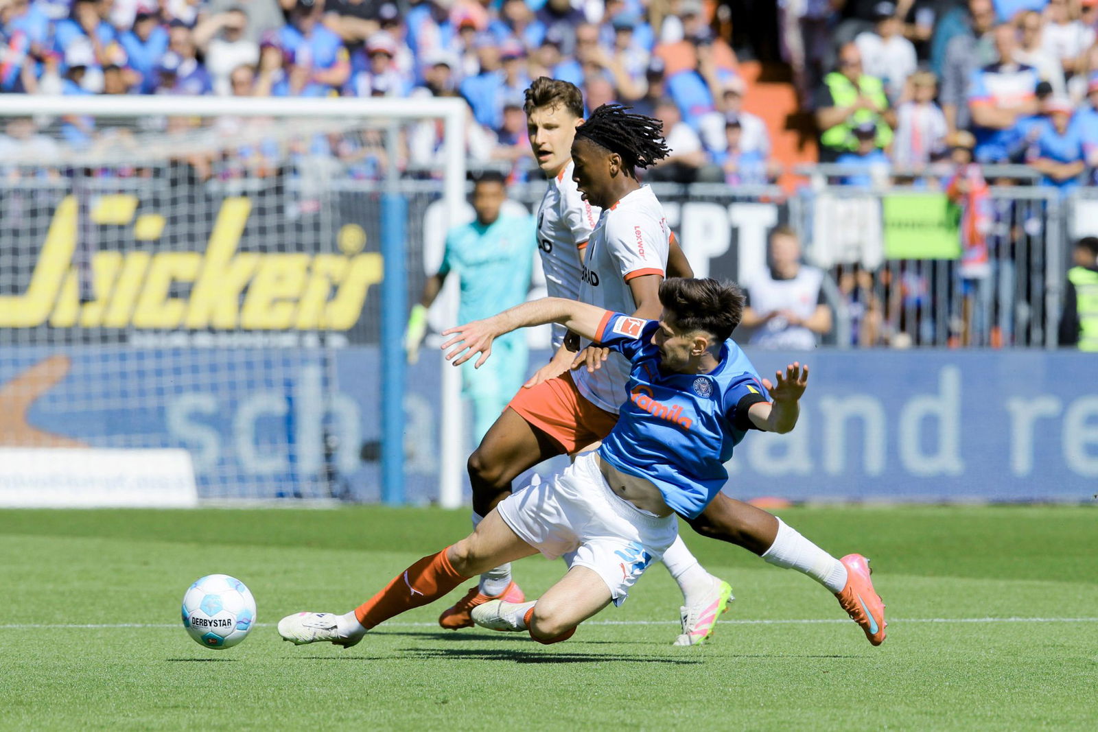 Kiels Armin Gigovic (vorn) im Zweikampf mit Freiburgs Johan Manzambi.