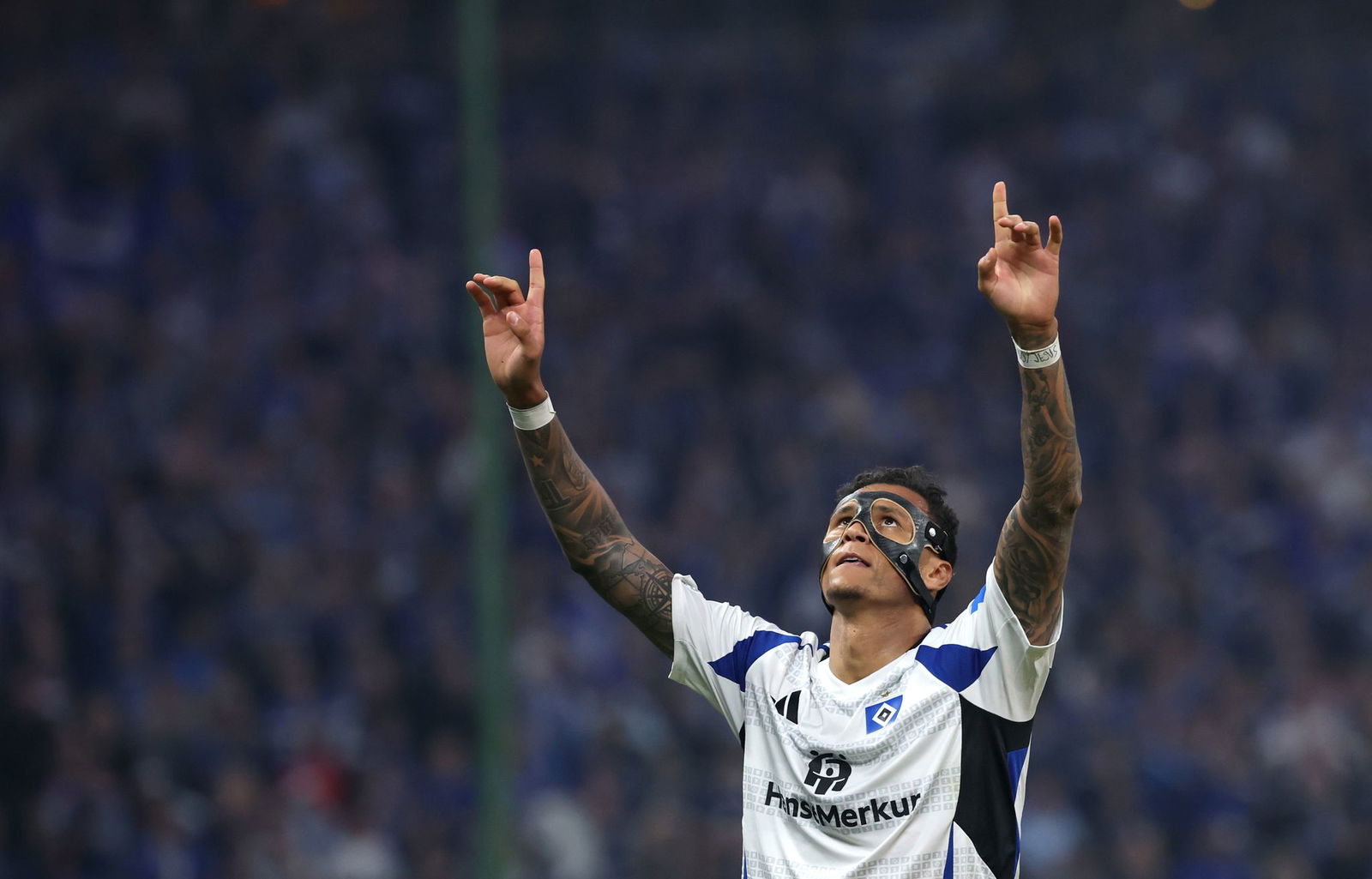 Stürmer Davie Selke ist mit dem HSV in die Bundesliga aufgestiegen.