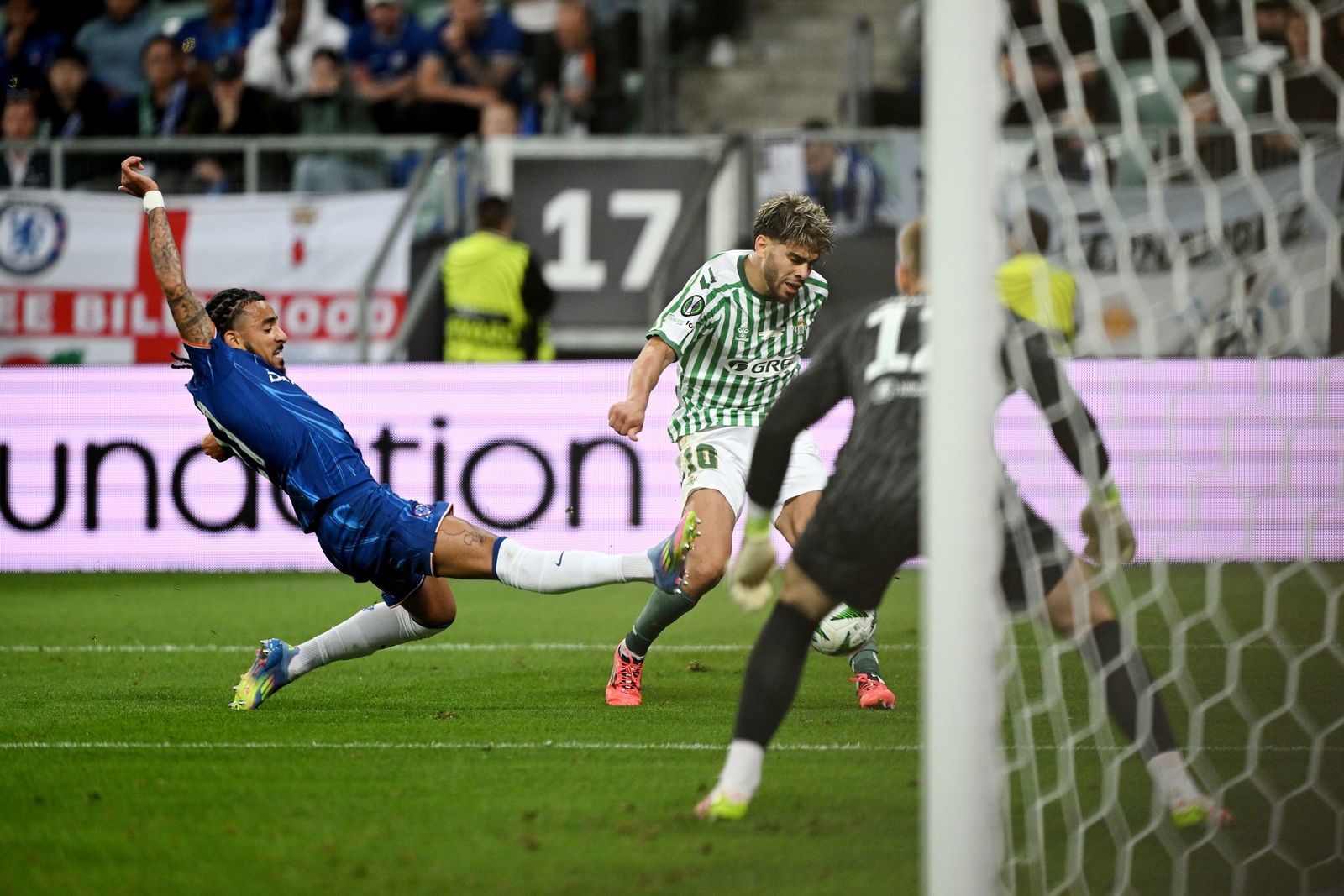 Abdessamad Ezzalzouli (M) erzielte für Betis Sevilla das 1:0 im Conference-League-Finale