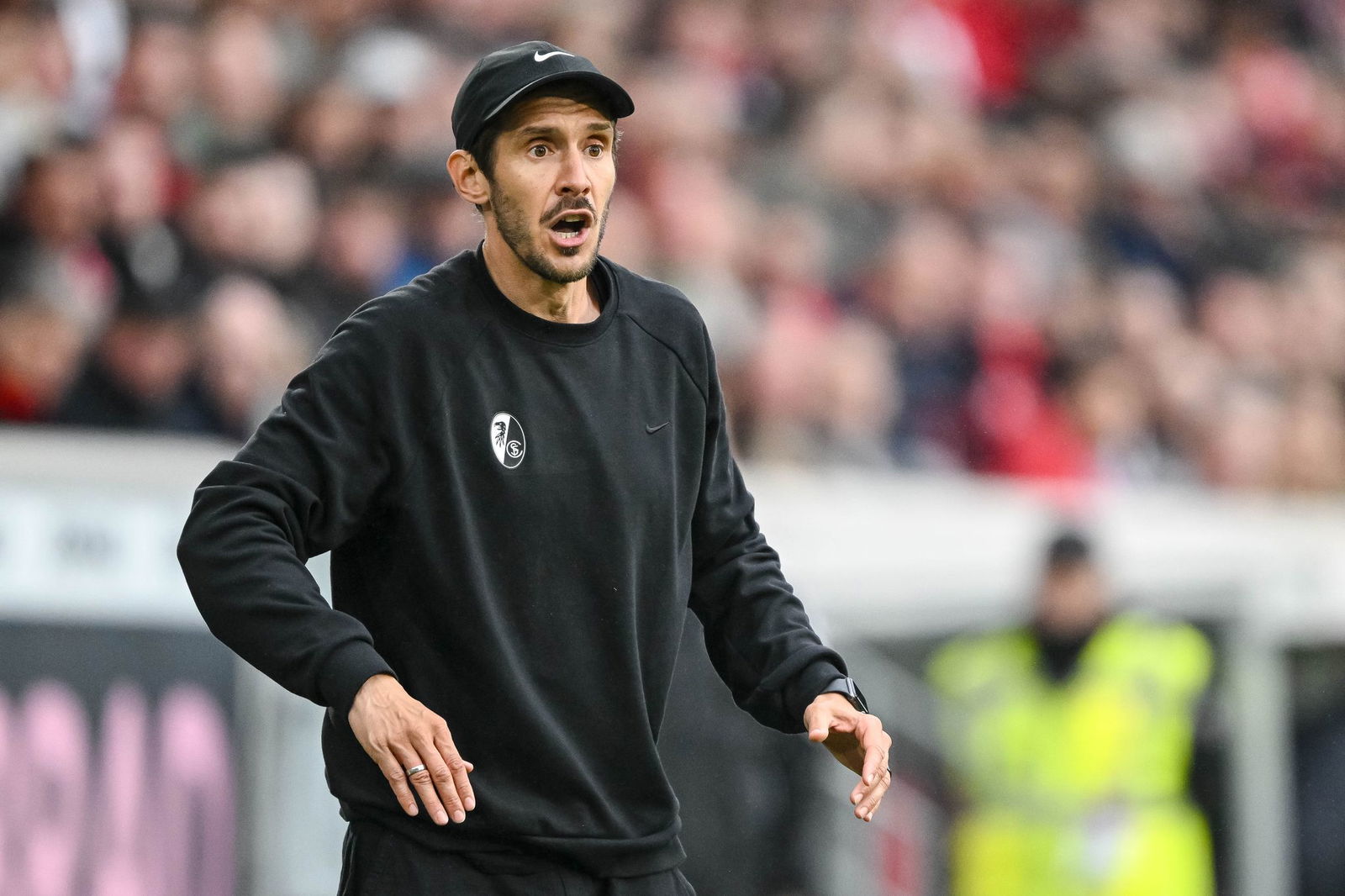Julian Schuster und der SC Freiburg empfangen am Samstag Eintracht Frankfurt.