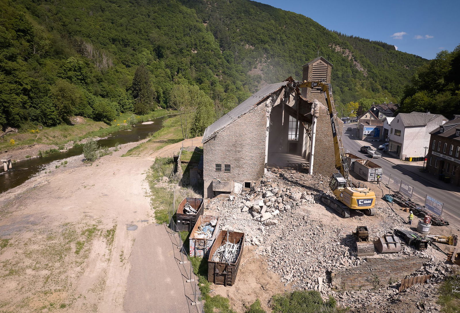 Der Abriss soll etwa eine bis eineinhalb Wochen dauern.