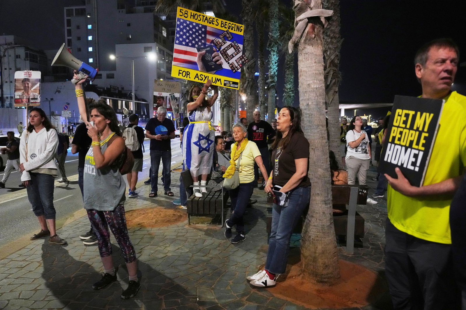 Menschen protestieren vor der Außenstelle der US-Botschaft und fordern die Freilassung der von der Hamas im Gazastreifen festgehaltenen Geiseln.