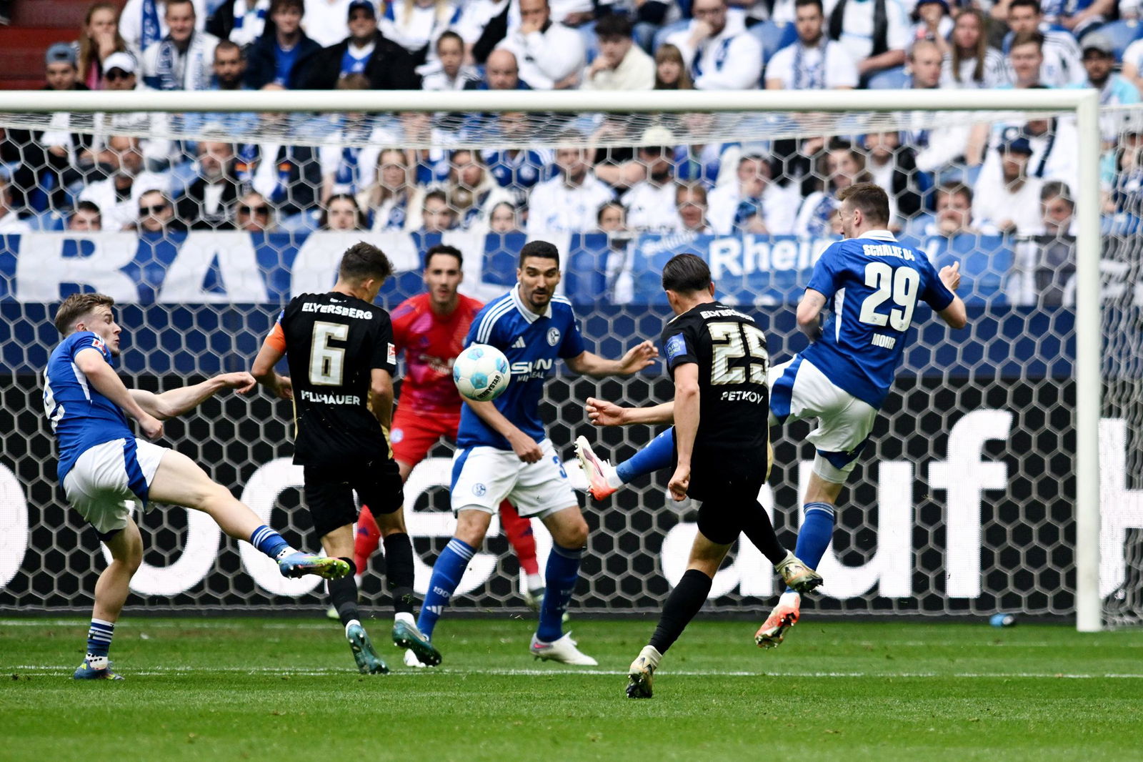 Lukas Petkov bringt Elversberg sehenswert in Führung.