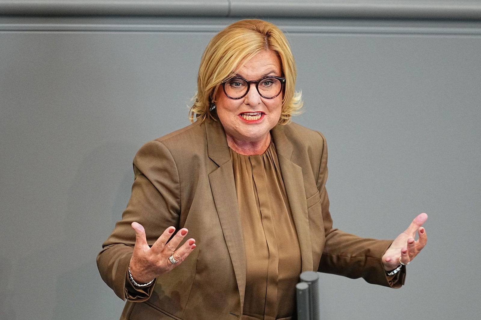 Die scheidende Wehrbeauftragte Högl warnt, dass die Bundeswehr in zunehmend schwere Personalnöte gerate.