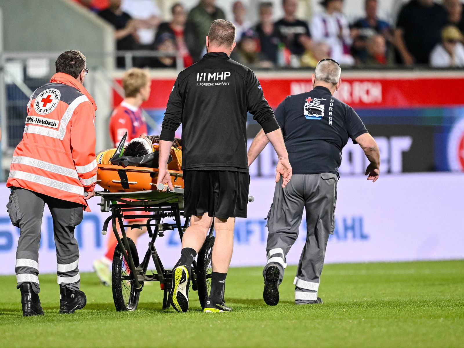 Kevin Müller wurde auf einer Trage abtransportiert.