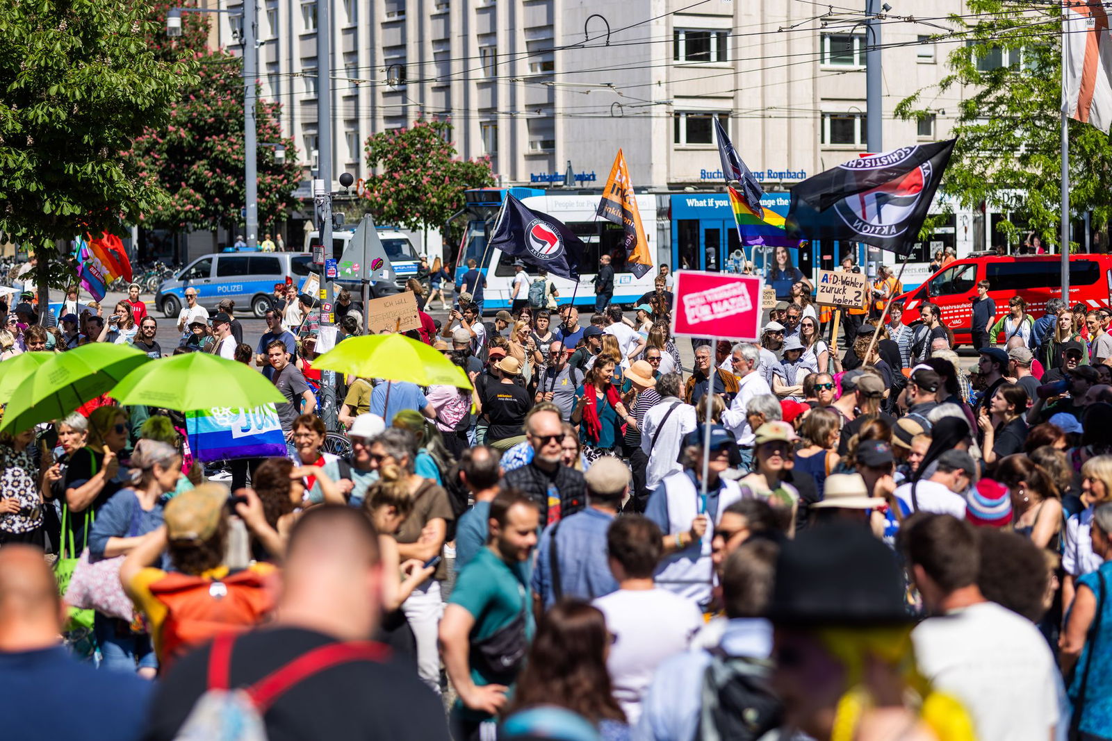 In Freiburg demonstrierten Menschen in der Innenstadt. 