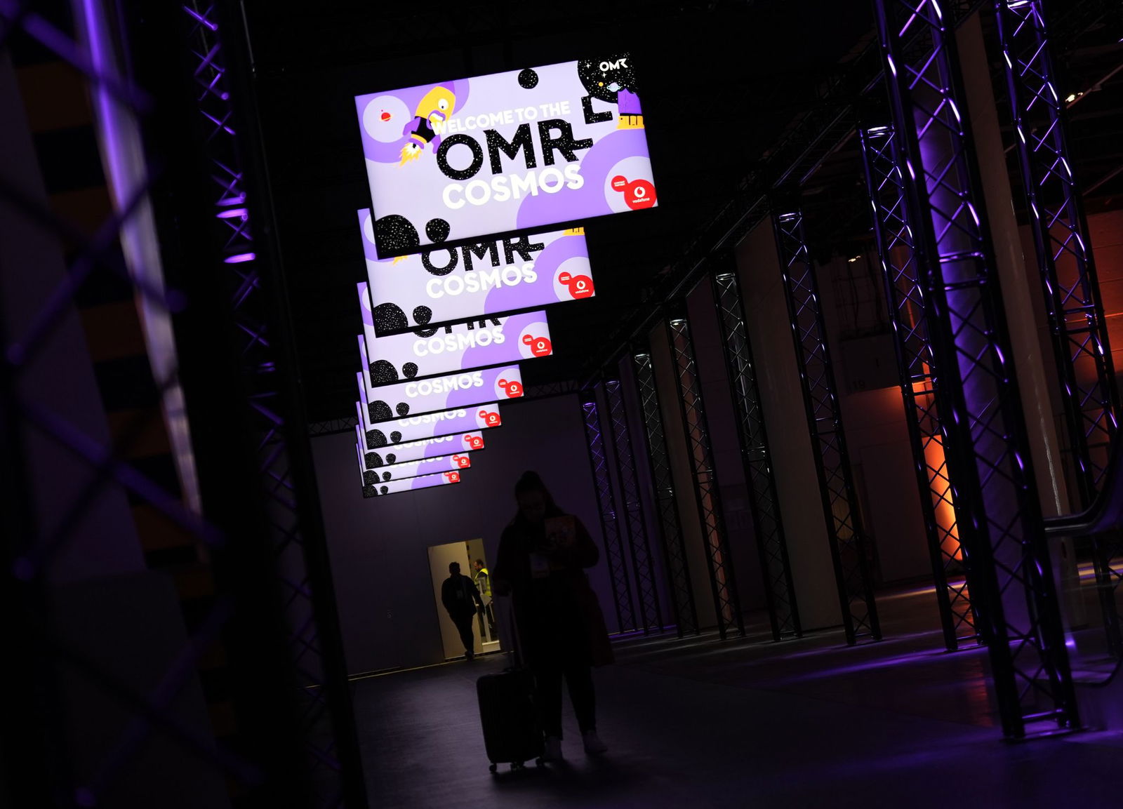 Das Digital- und Marketingfestival OMR lockt in zwei Tagen mehrere Zehntausend Besuchende, Hunderte Redner und einige Promis in die Hamburger Messehallen. 