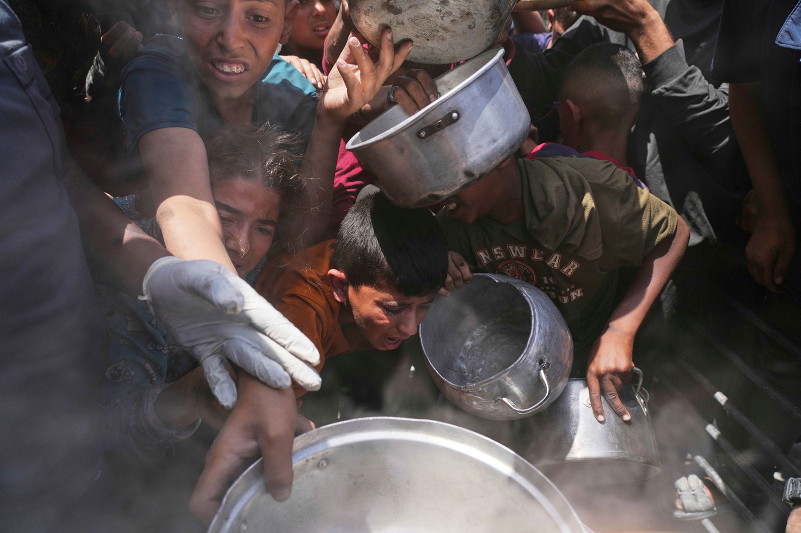 Palästinenser erhalten Lebensmittel in Beit Lahia. 