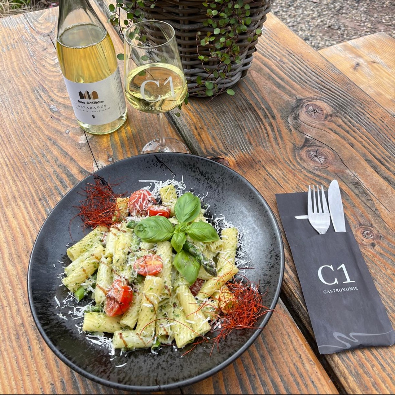 Pasta mit grünem und weißem Spargel, Tomaten, Parmesan und selbstgemachtem Basilikum-Pesto