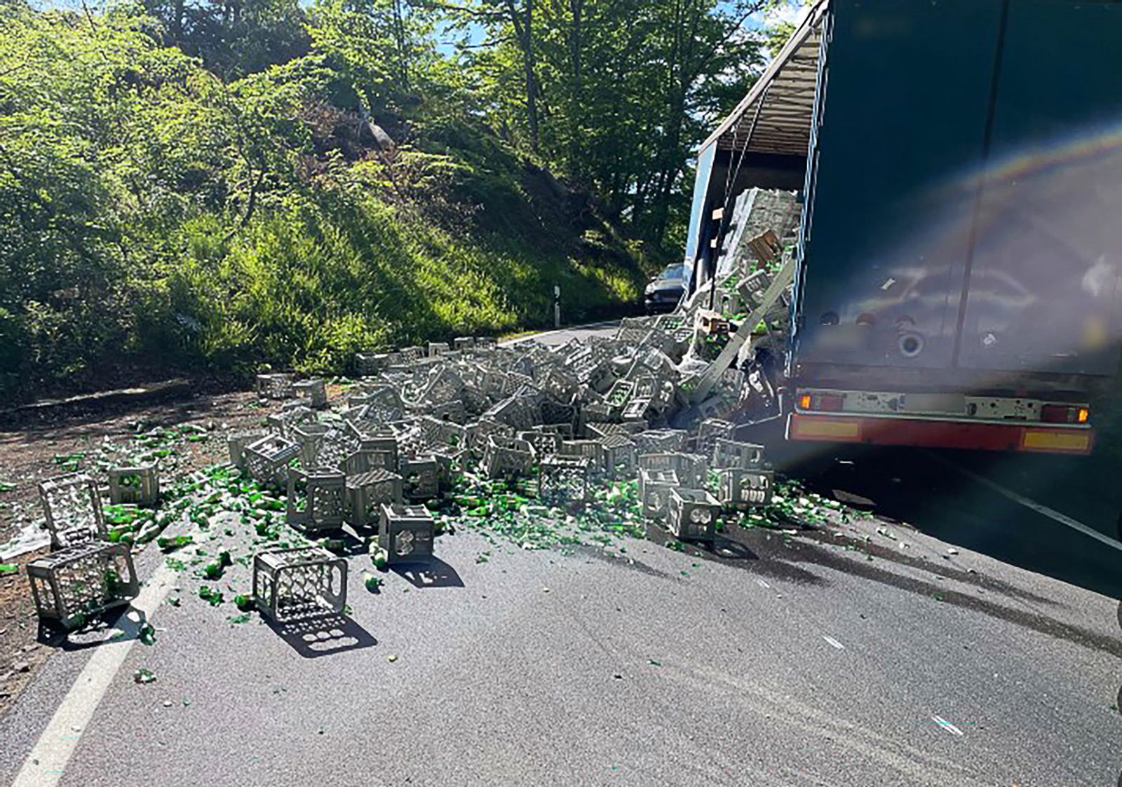 Die mit zahlreichen Glasscherben übersäte Fahrbahn musste mehrere Stunden voll gesperrt werden.