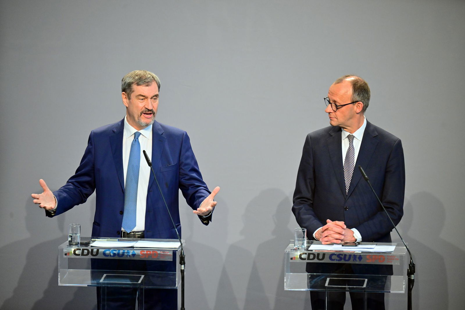 Mit einem harten Kurs in der Migrationspolitik hat CDU-Chef Friedrich Merz das Verhältnis zur CSU und dessen Vorsitzenden Markus Söder (links) befriedet. (Archivbild) 