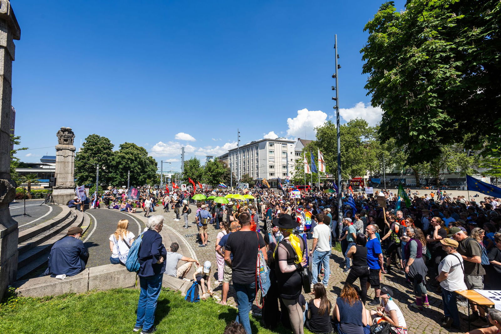 Menschen versammelten sich in Freiburg von dem örtlichen Theater. 