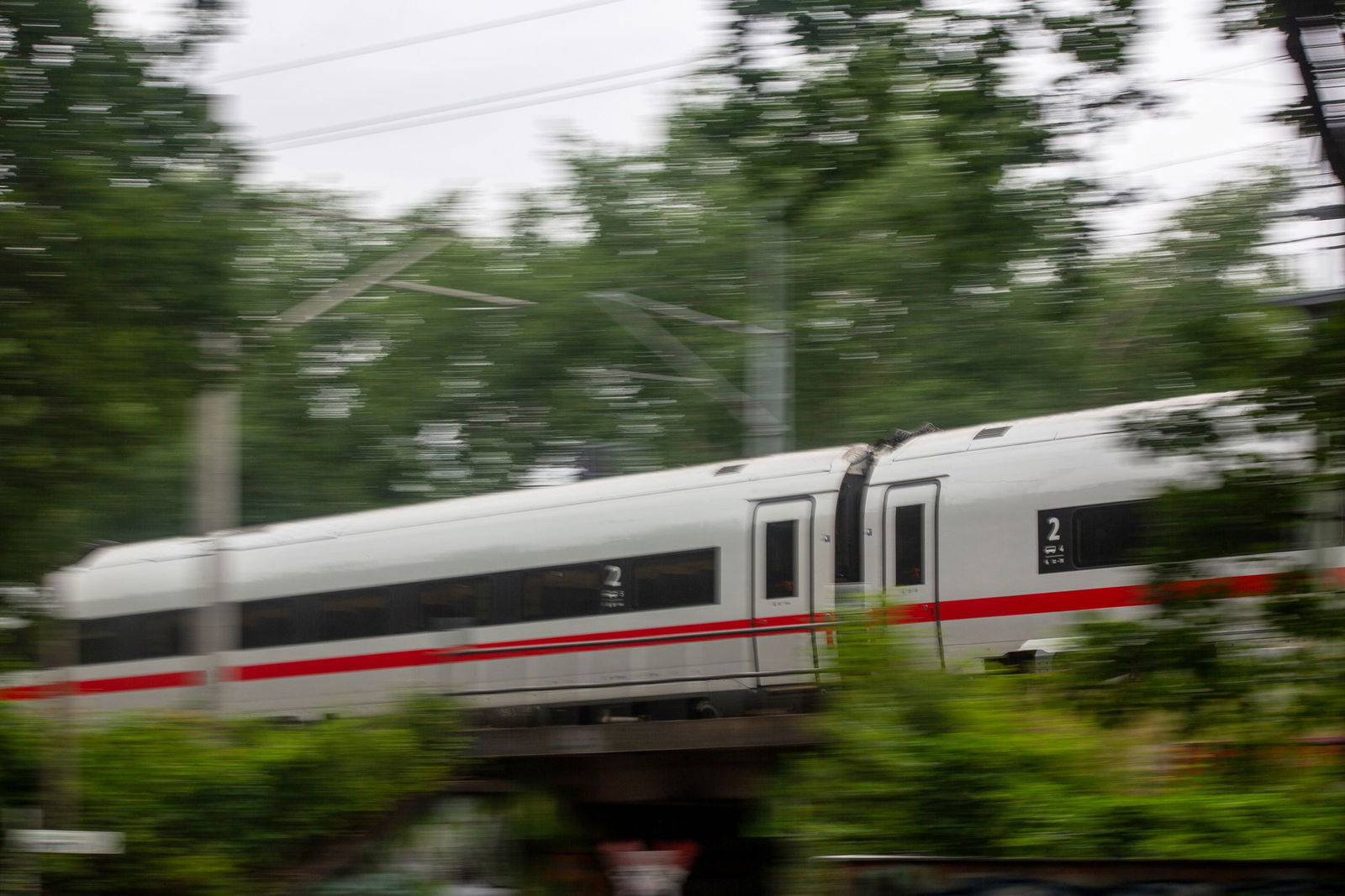 Unbekannte sollen einen ICE mit Steinen beworfen haben. (Symbolbild)