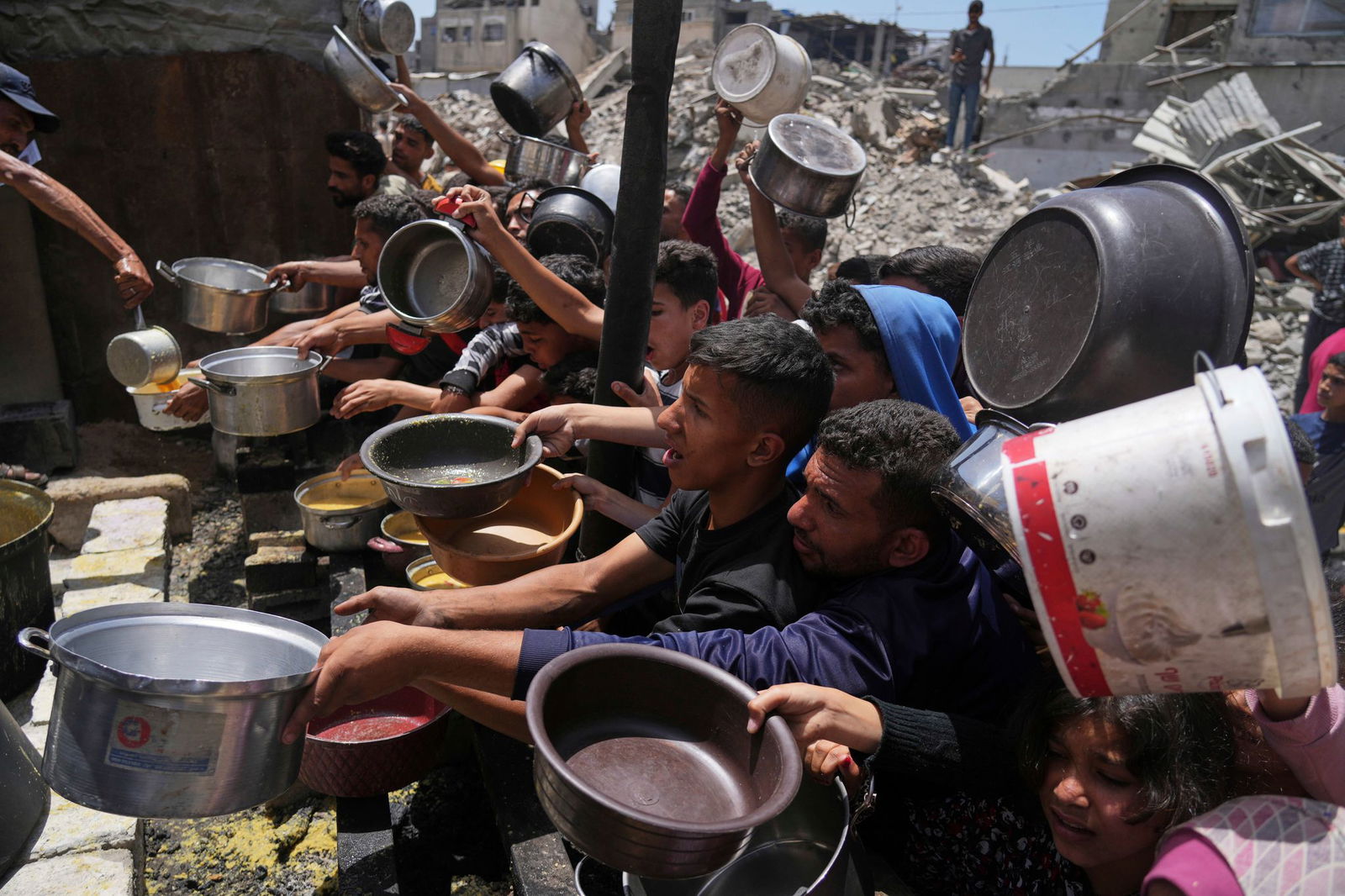 Palästinenser stehen für Lebensmittel im nördlichen Gazastreifen an. (Archivbild)