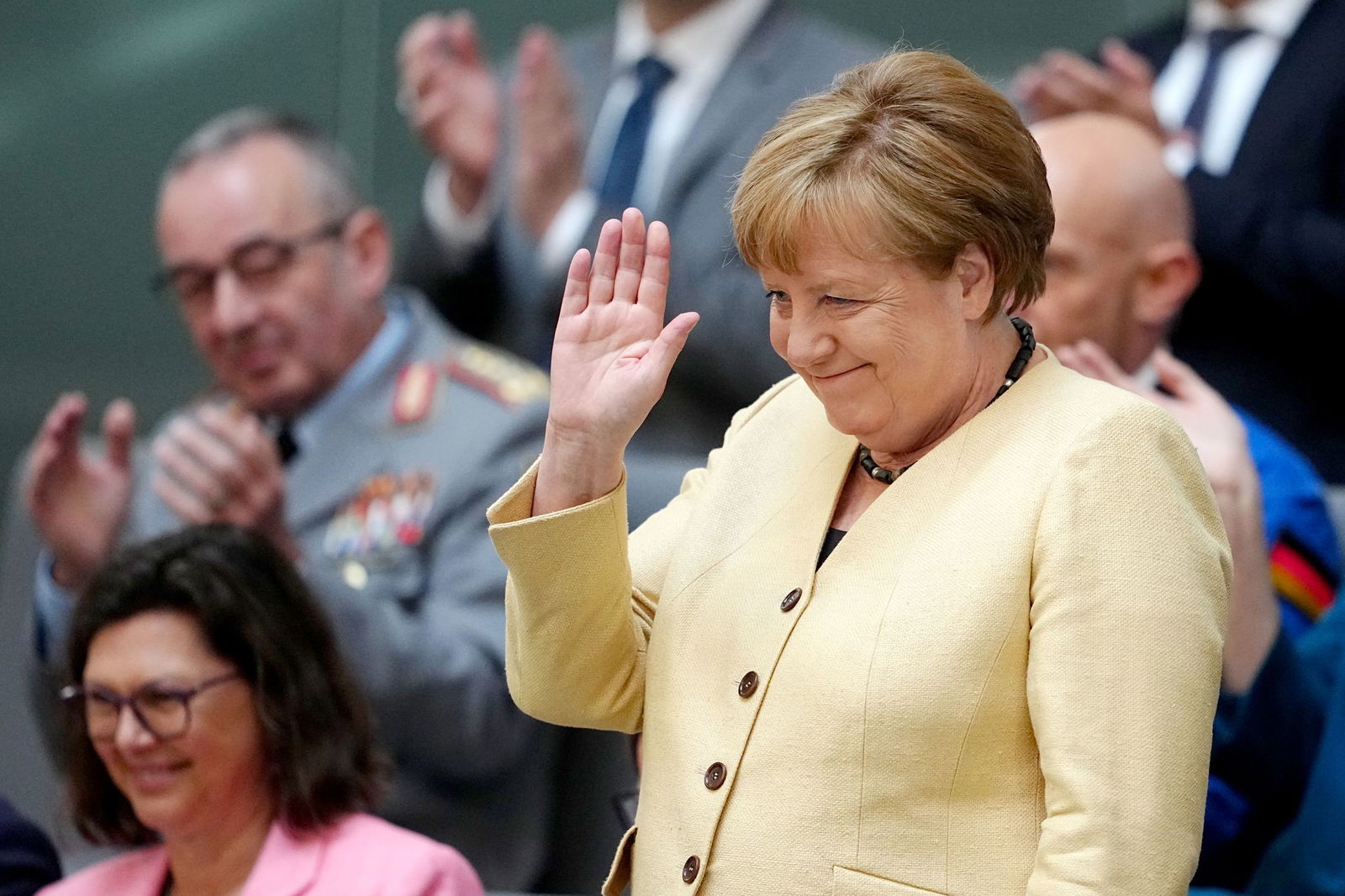 Beim gescheiterten ersten Kanzler-Wahlgang von Friedrich Merz saß Angela Merkel auf der Ehrentribüne. Beim zweiten Anlauf fehlte die Altkanzlerin. Die Gratulation kam später auf einem anderen Weg. 