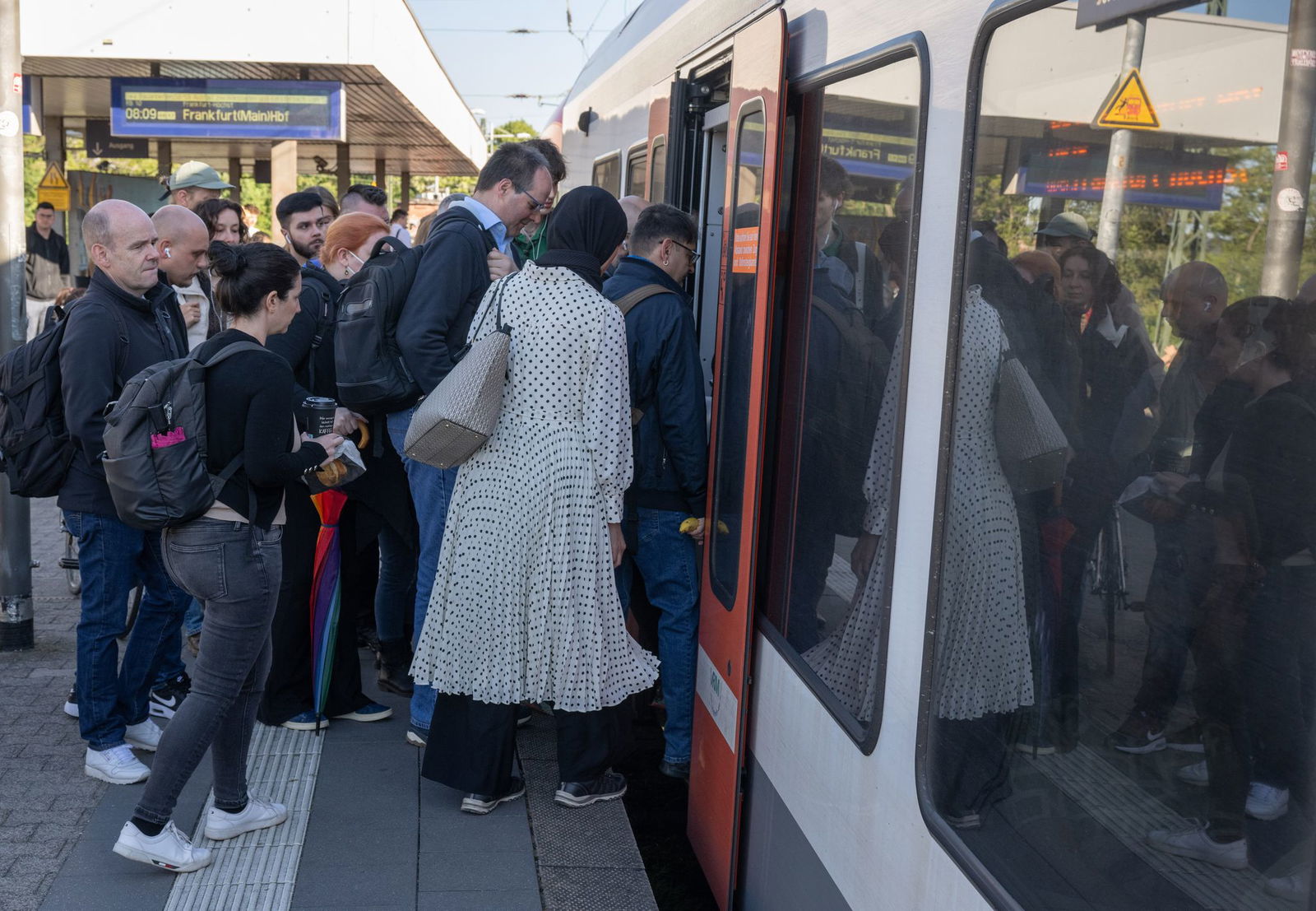 Der Fahrgastverband Pro Bahn spricht von einer bodenlosen Zumutung und fordert einen Personalumbau des DB-Konzerns. (Symbolbild)