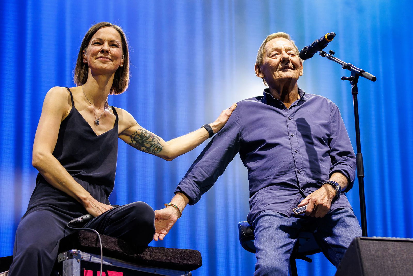 Ambros (hier mit Sängerin Christina Stürmer) gilt als Begründer des Austropop. (Archivbild)