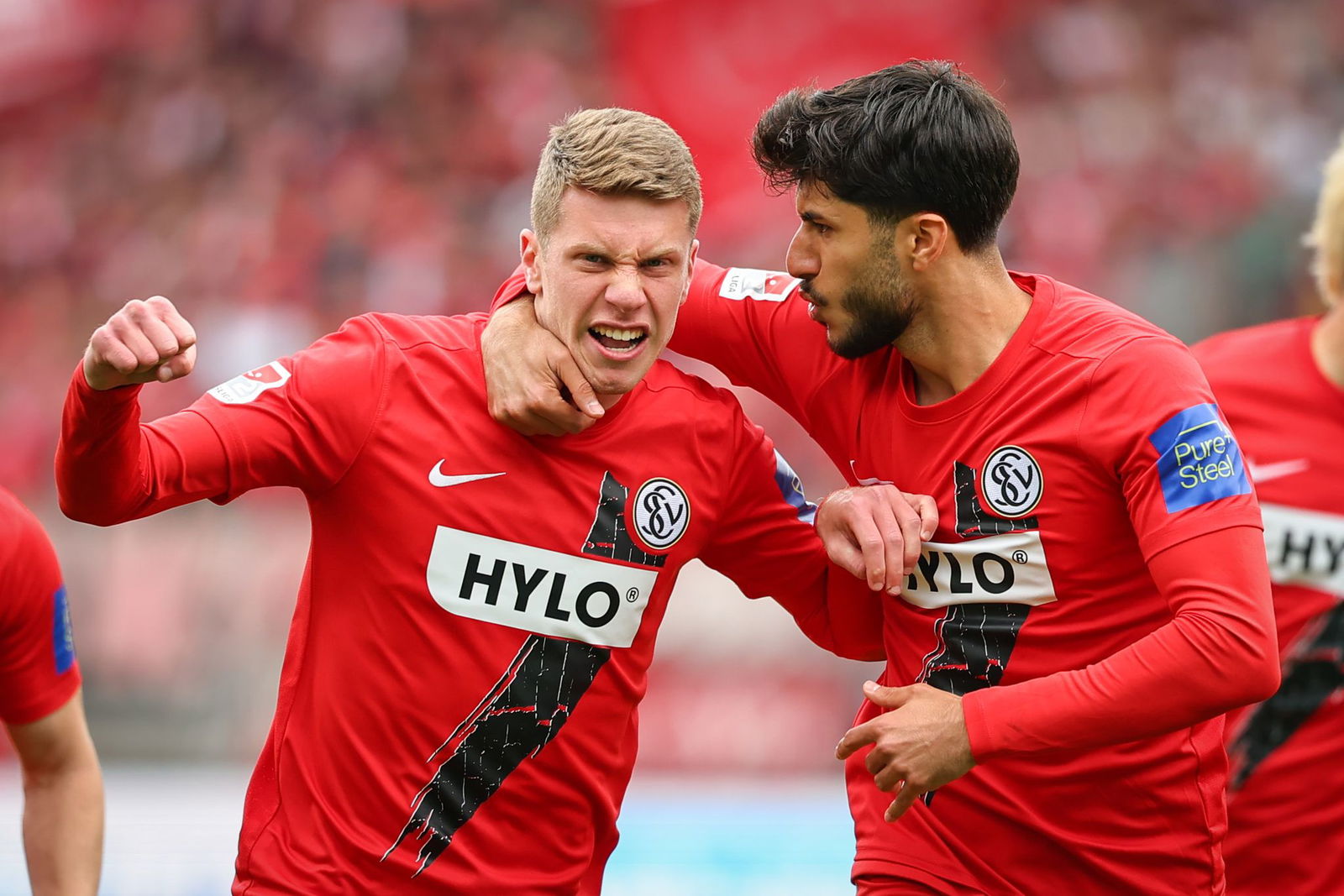 Elias Baum (l) trifft gegen den 1. FC Nürnberg doppelt.
