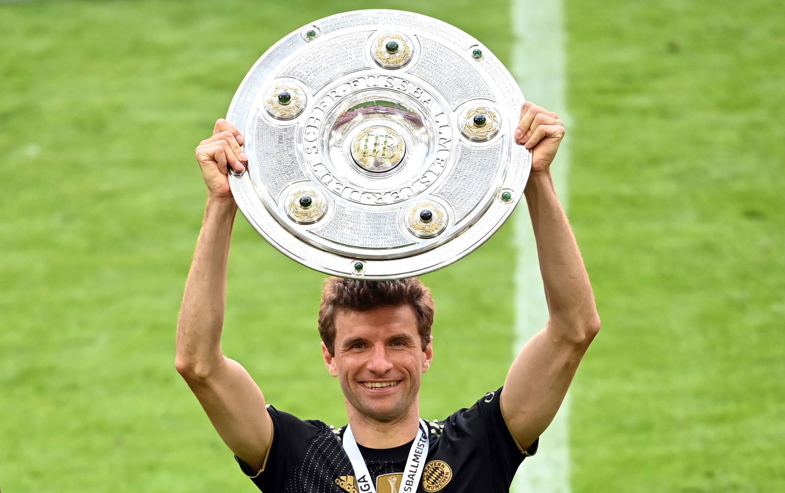 Noch einmal Jubel mit der Schale: Thomas Müller.