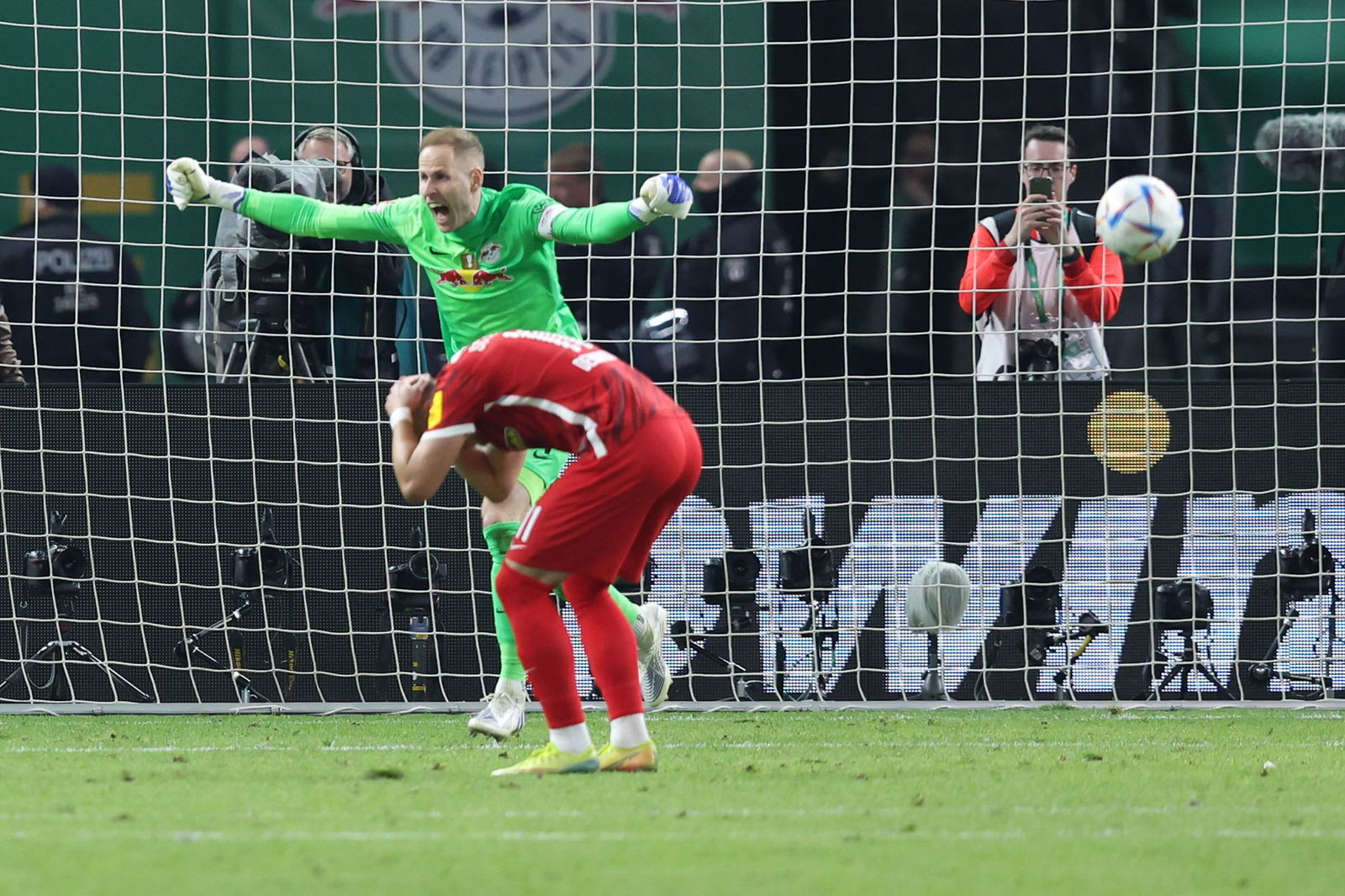 Fehlschuss mit Folgen vor drei Jahren: Demirovic scheitert, Freiburg verliert, Leipzig jubelt.