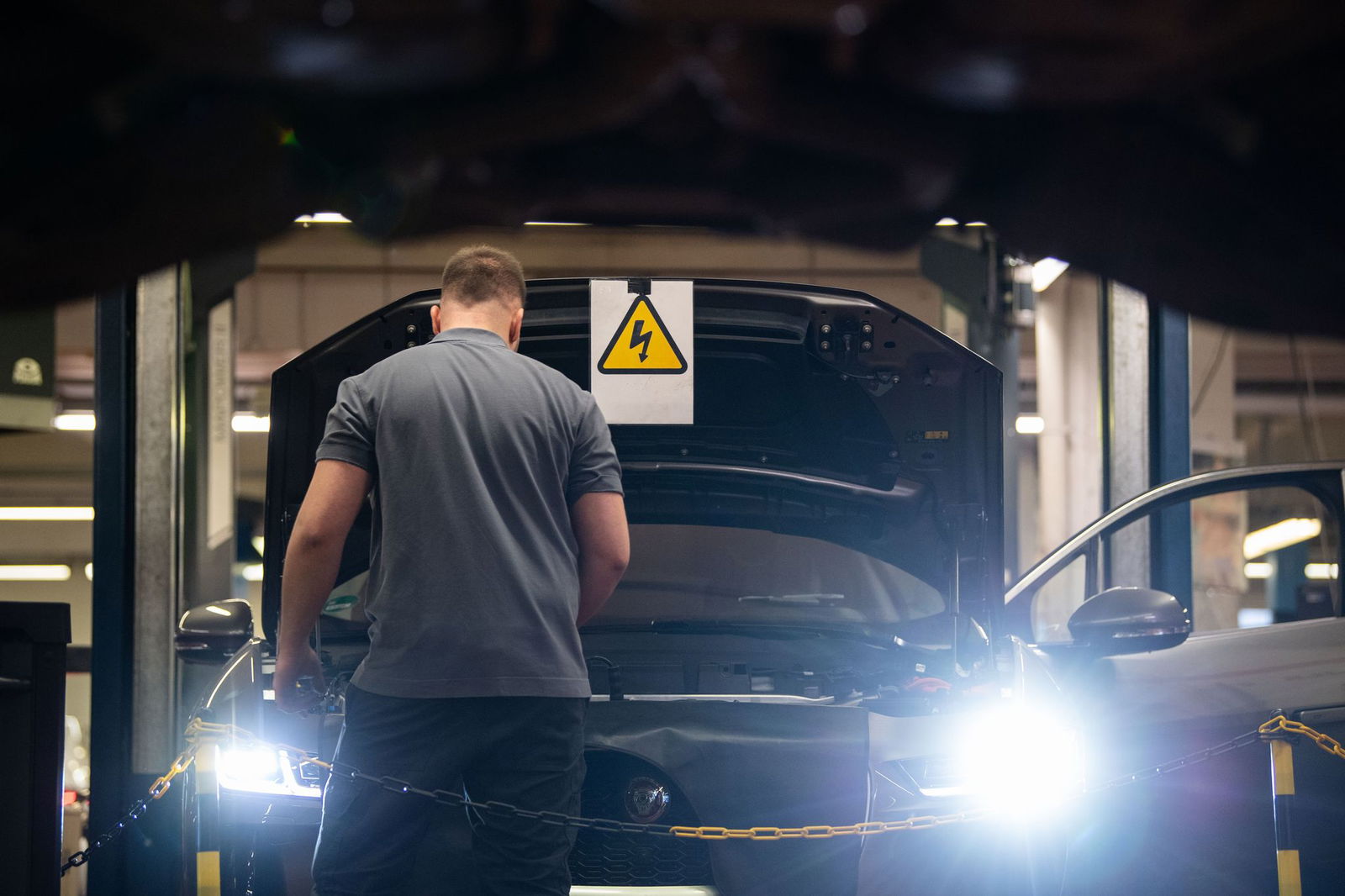 Die Beschäftigten in den Werkstätten und Autohäusern im Südwesten bekommen bald mehr Geld. (Symbolbild)