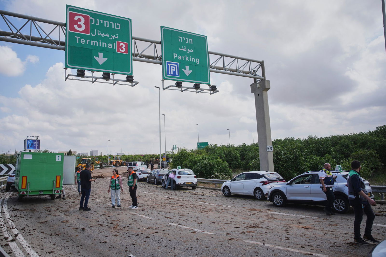 Schäden nach Einschlag von Huthi-Rakete nahe Tel Aviver Flughafen. 
