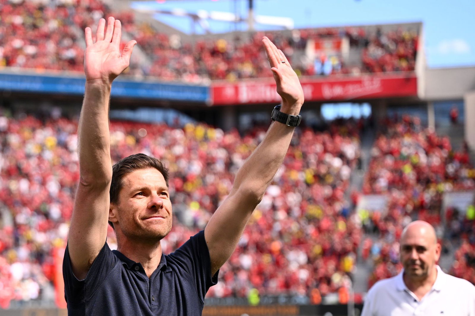 Xabi Alonso wird trotz einer Niederlage im letzten Heimspiel von den Fans gefeiert.
