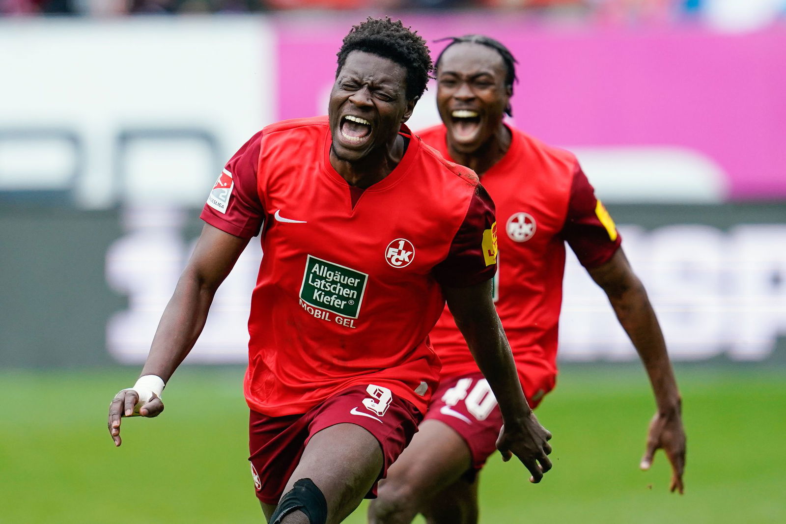 Ragnar Ache (l.) stürmt künftig für Köln.