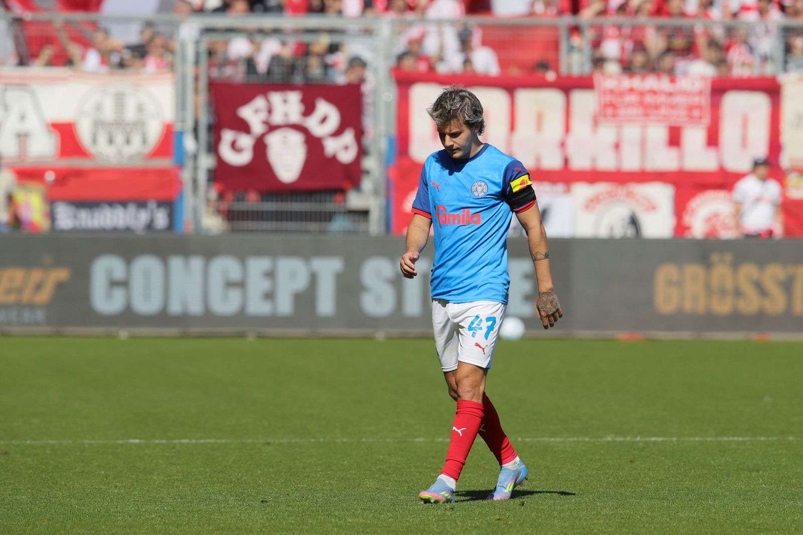 John Tolkin muss mit Holstein Kiel nach einer Saison wieder in die 2. Liga.