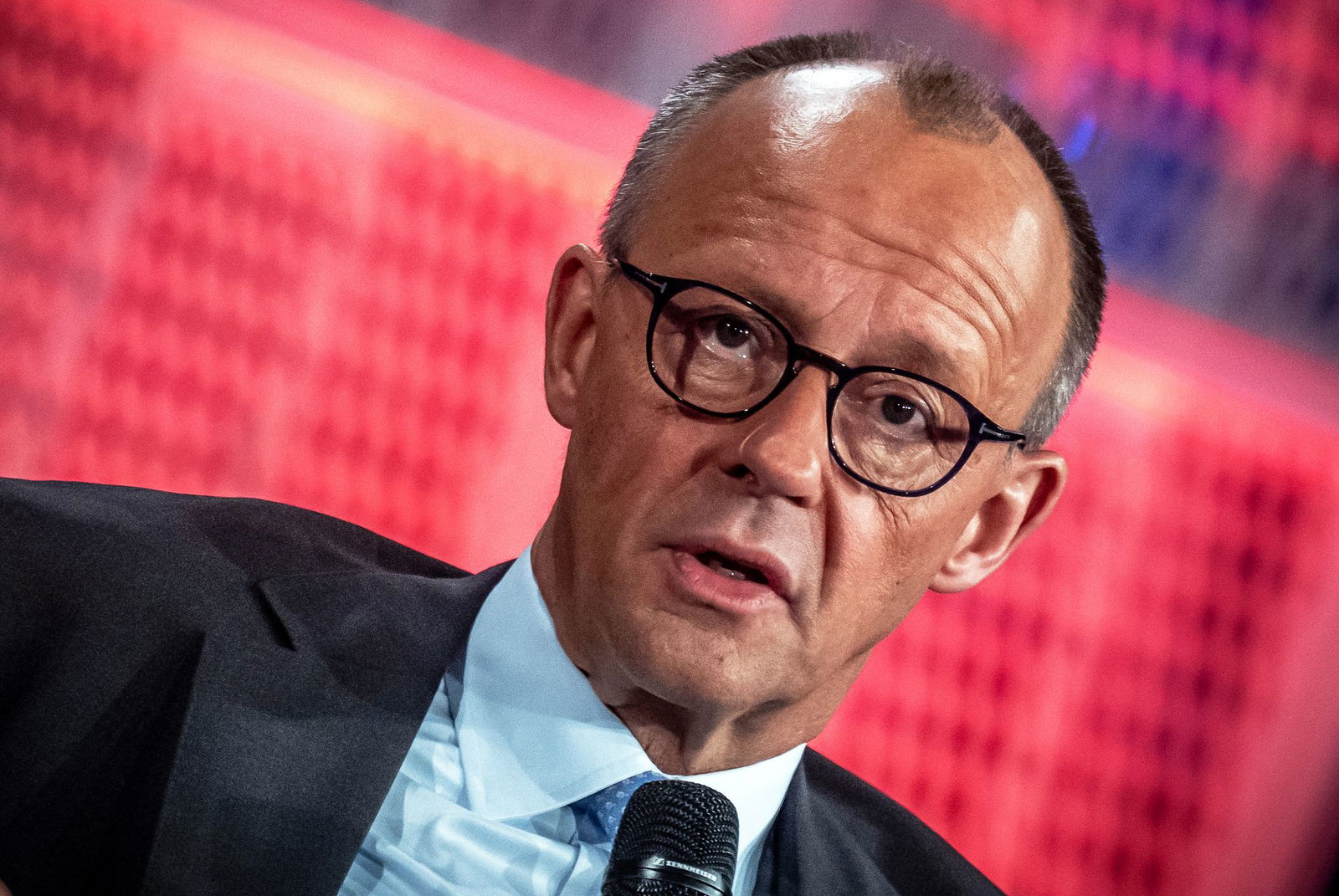 Kanzler Merz setzt sich mit einer Äußerung zu den Waffenlieferungen in die Ukraine von seinem Vorgänger Scholz ab.