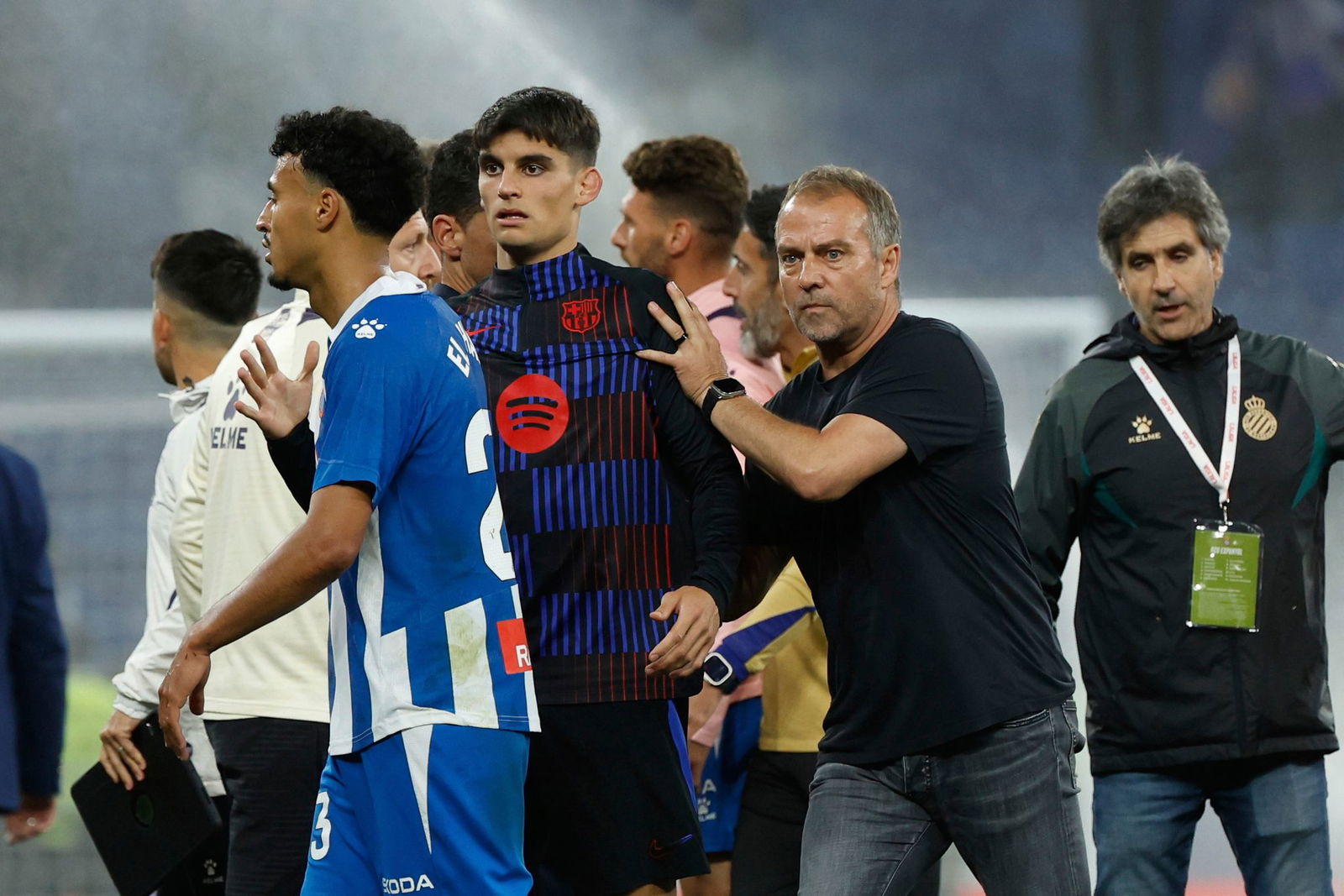 Hansi Flick wird Meister in Spanien, wollte auf dem Platz aber nicht groß feiern.