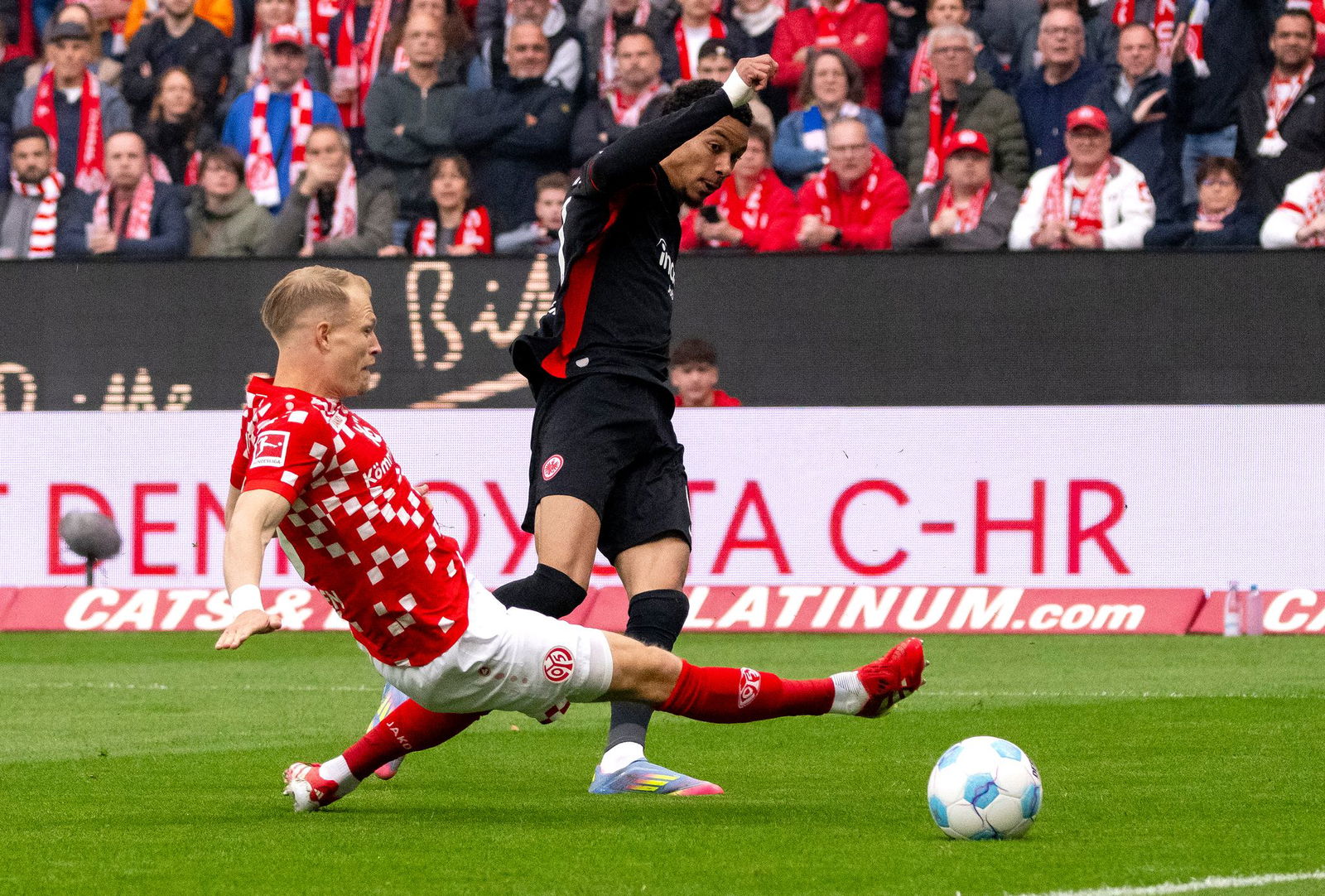 Der FSV Mainz 05 um Andreas Hanche-Olsen (l) und Eintracht Frankfurt um Hugo Ekitiké (r) lieferten sich ein hitziges Derby
