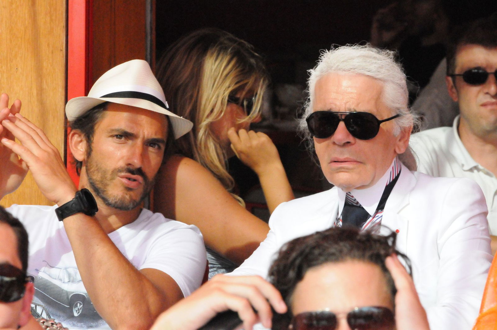 Der Designer Karl Lagerfeld und sein Bodyguard Sébastien Jondeau im Sommer 2010 im südfranzösischen St. Tropez.