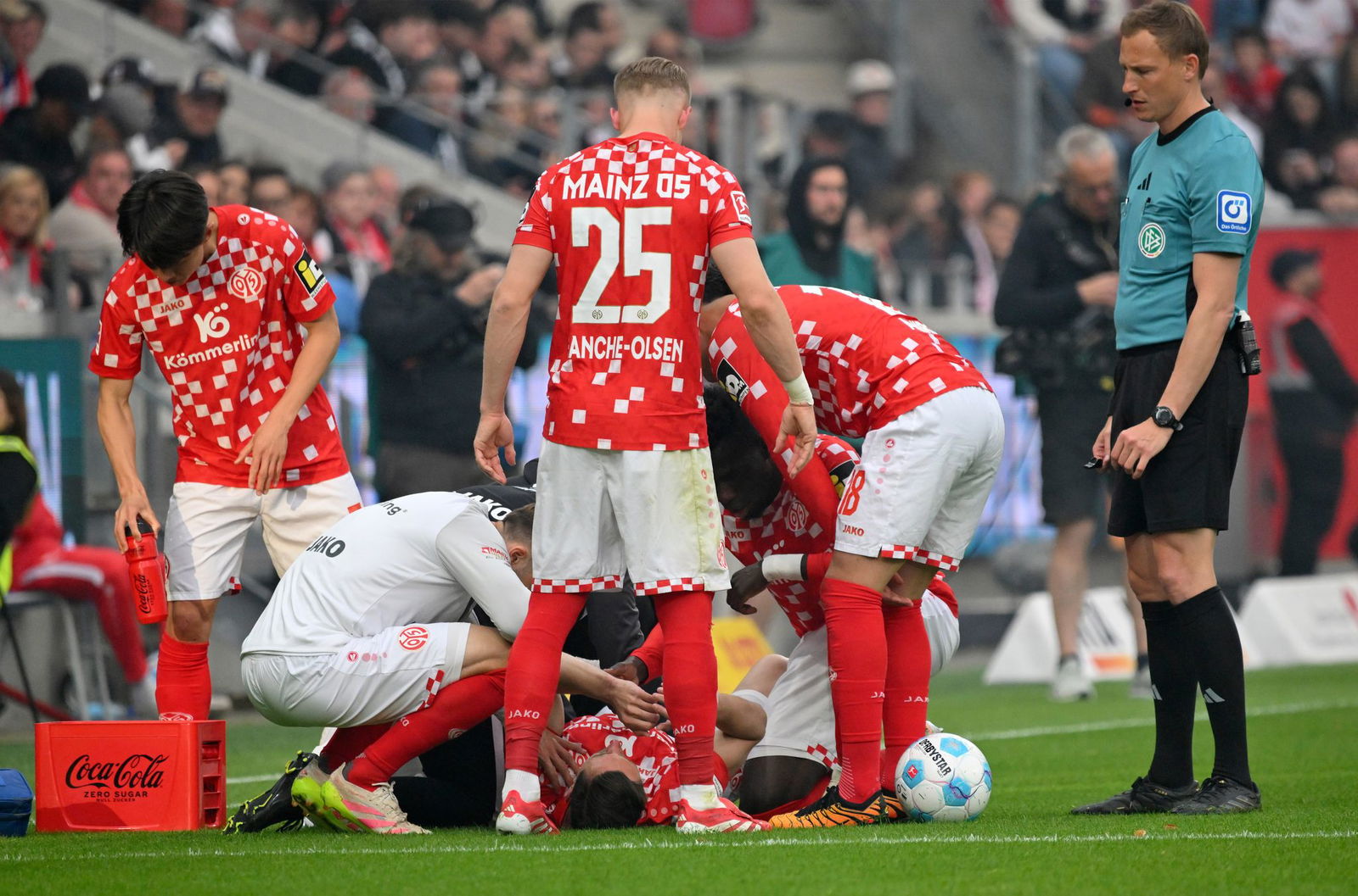 Der Mainzer Verteidiger Dominik Kohr musste wegen einer Knieverletzung früh ausgewechselt werden.