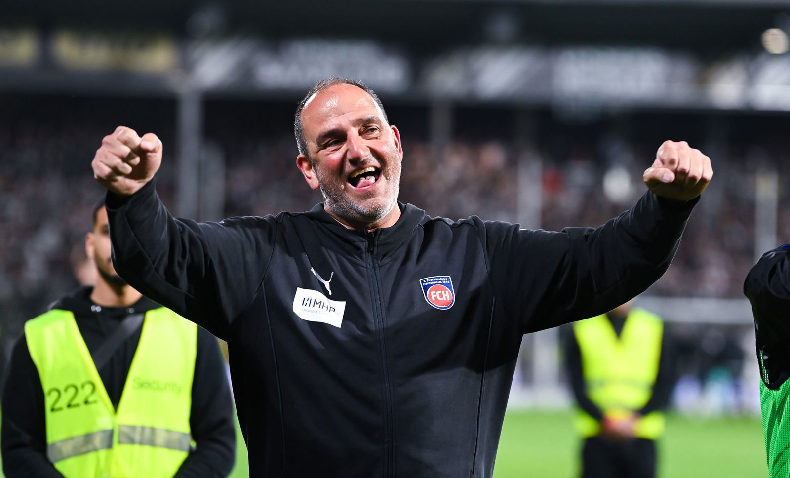 Heidenheims Trainer Frank Schmidt jubelt nach dem Klassenerhalt.