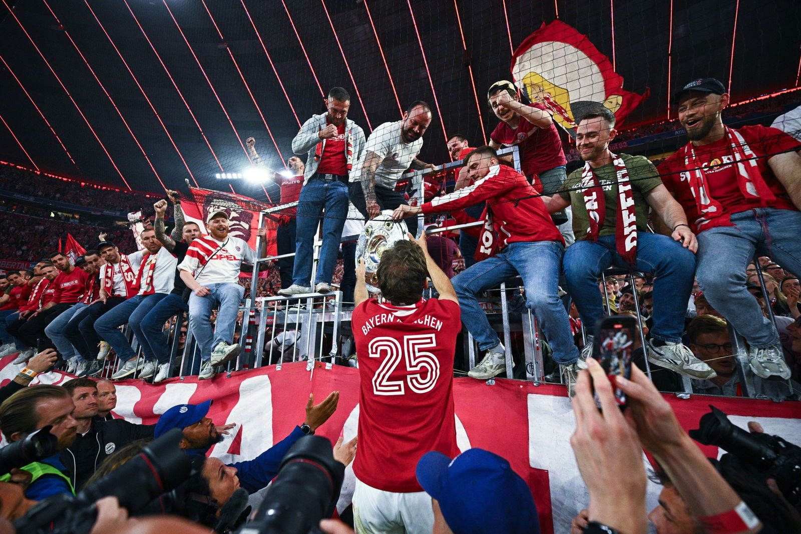 Thomas Müller feiert mit den Fans.
