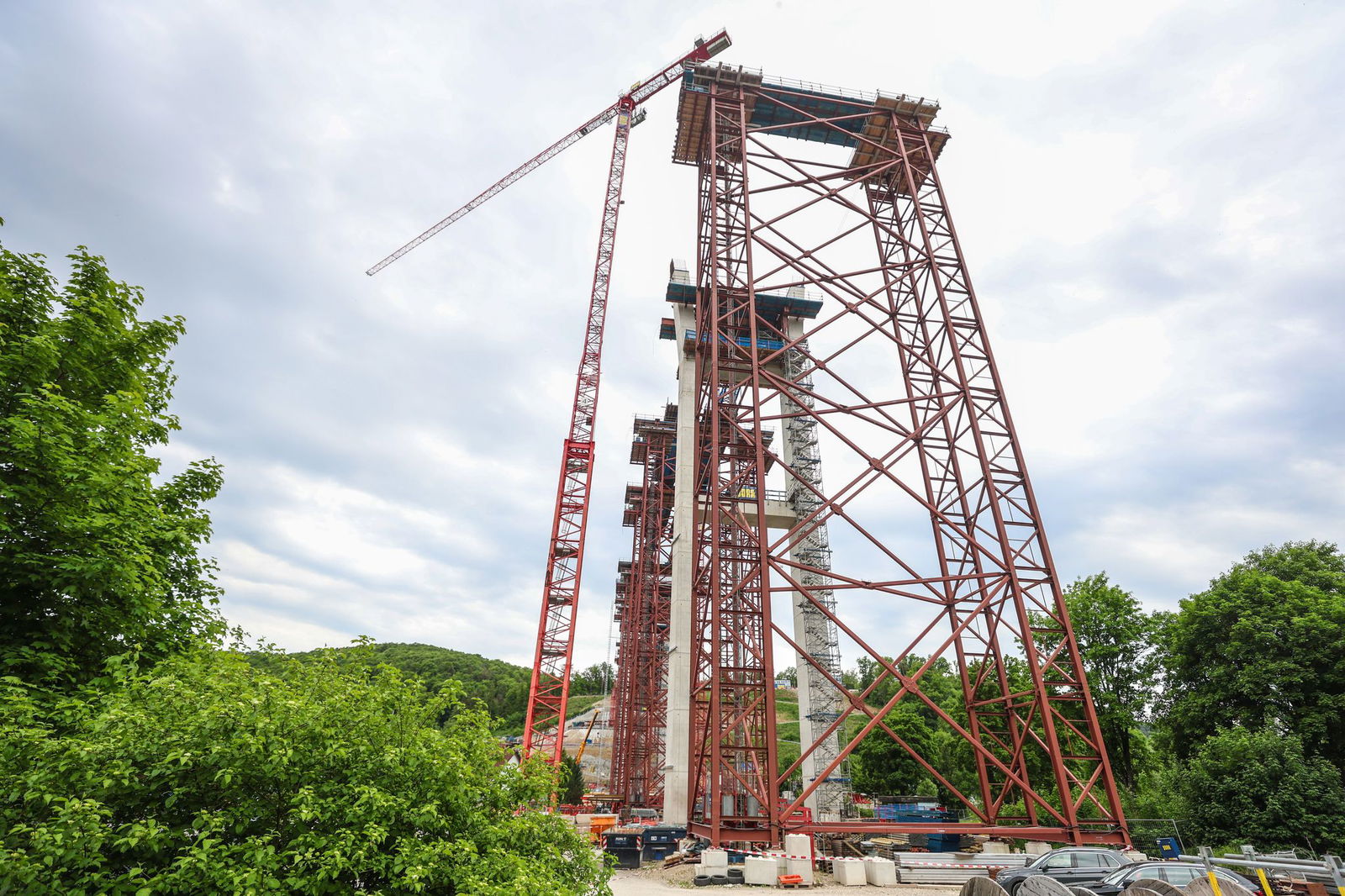 Drei Menschen sterben, als eine Arbeitsgondel in die Tiefe stürzt - nun laufen die Ermittlungen weiter. 