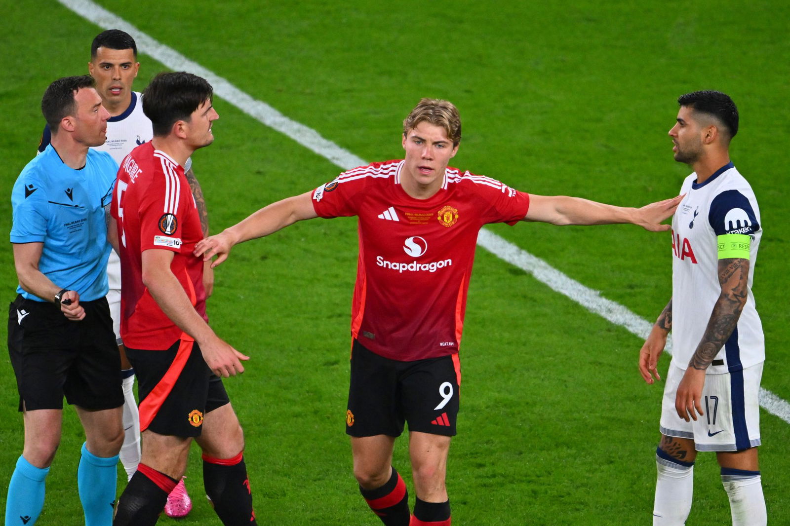 Felix Zwayer (l.) hatte die Partie im Griff.