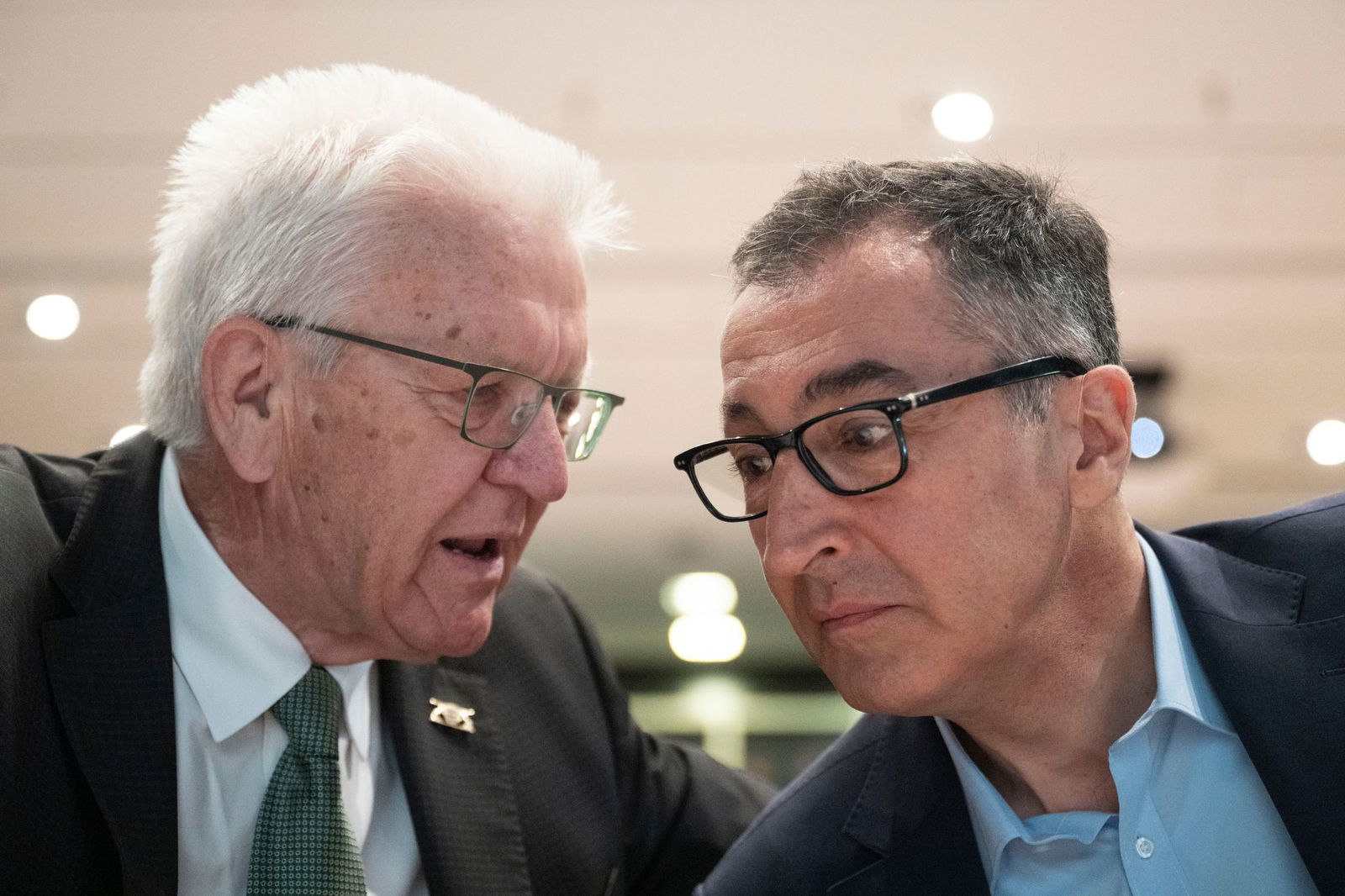 Der designierte Spitzenkandidat der Grünen, Cem Özdemir, hier neben Ministerpräsident Winfried Kretschmann, plädiert für einen fairen Wahlkampf.
