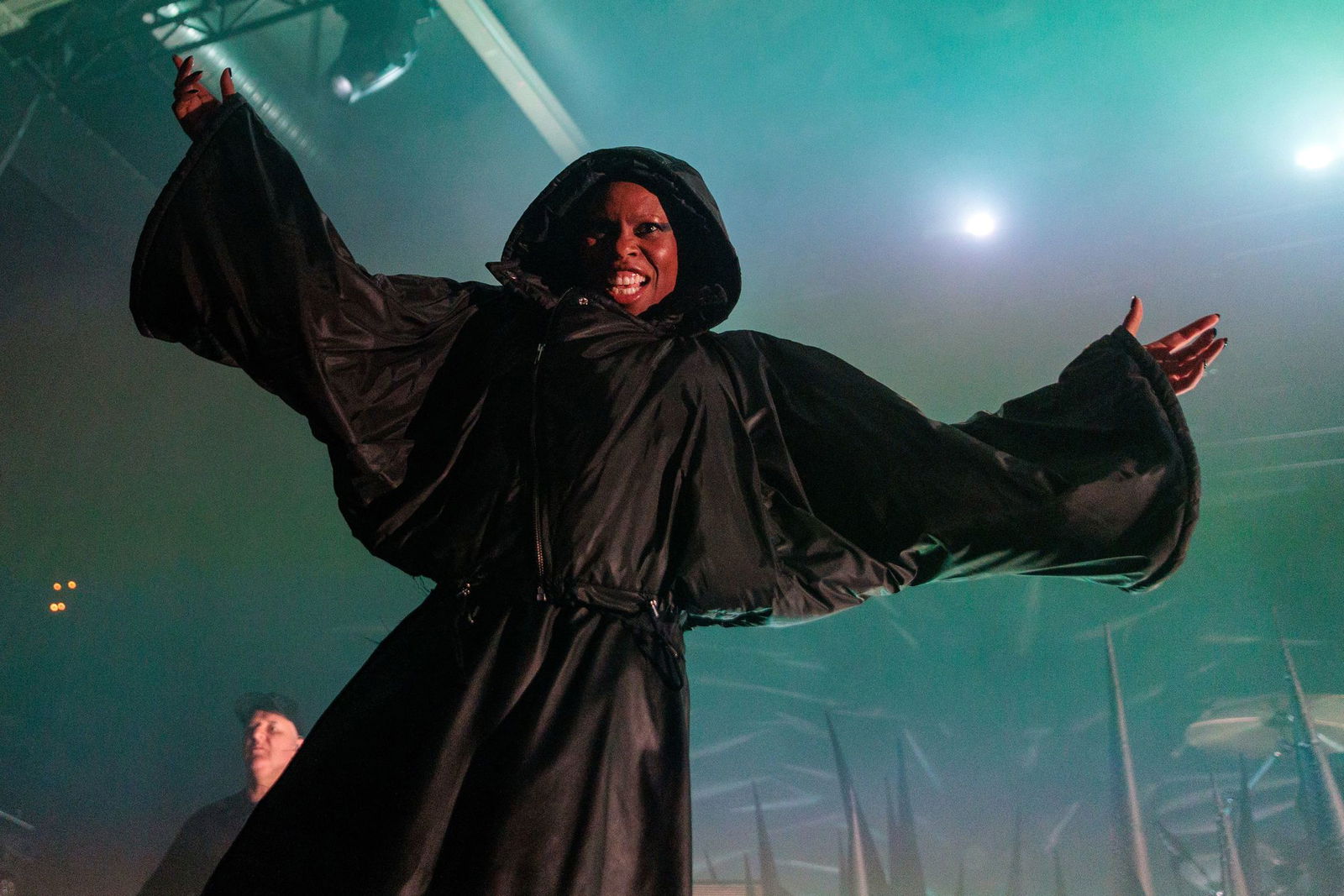 In einer übergroßen Mönchskutte tritt die Sängerin von Skunk Anansie in der Berliner Columbiahalle auf. (Archivbild)