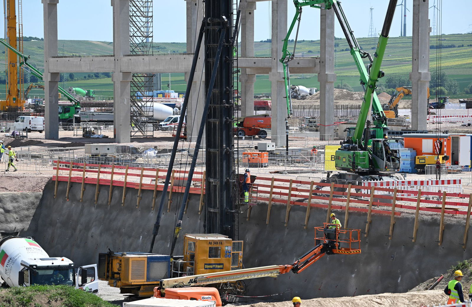 Die Bauarbeiten für den künftigen Pharmastandort sind im Zeitplan.