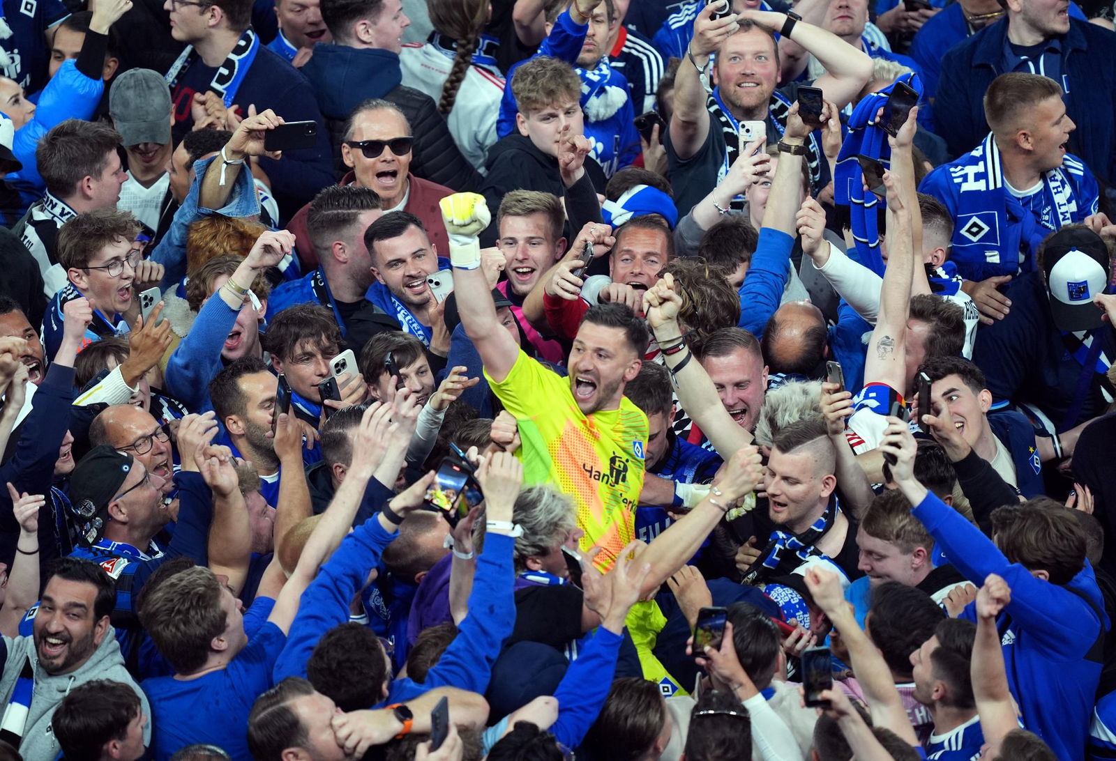 Mitten unter den Fans: HSV-Torwart Daniel Heuer Fernandes